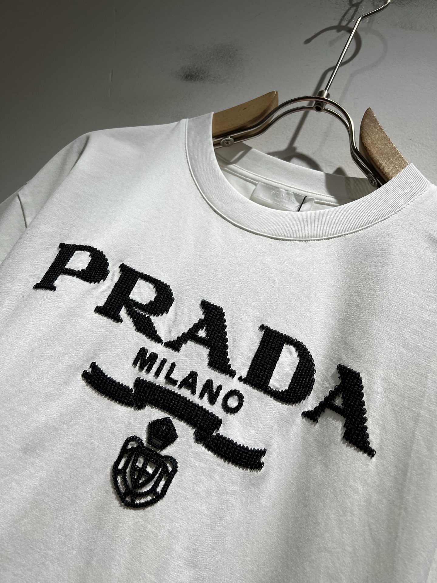 PRAD*A普*达2026春夏新款男女同款👫短袖T恤，最新款全网独家首上！！~既经典有时尚百搭，谁不爱啊