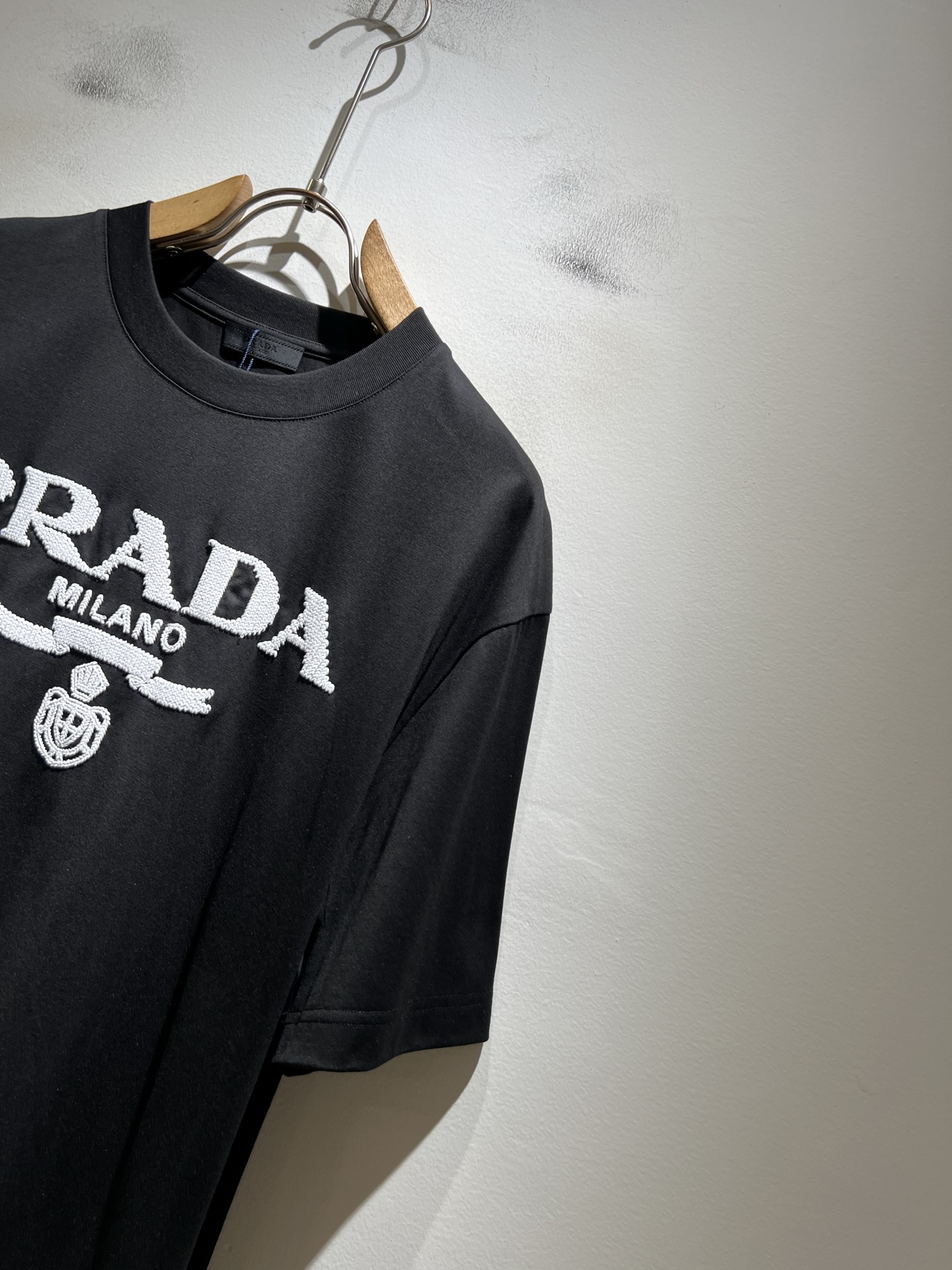 PRAD*A普*达2026春夏新款男女同款👫短袖T恤，最新款全网独家首上！！~既经典有时尚百搭，谁不爱啊