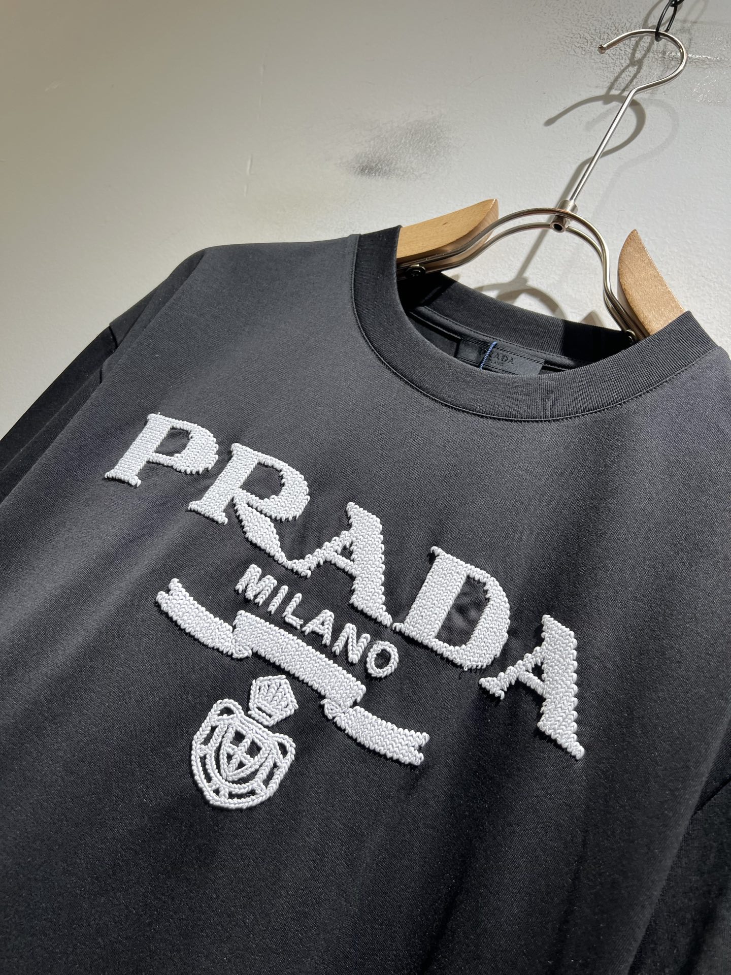 PRAD*A普*达2026春夏新款男女同款👫短袖T恤，最新款全网独家首上！！~既经典有时尚百搭，谁不爱啊