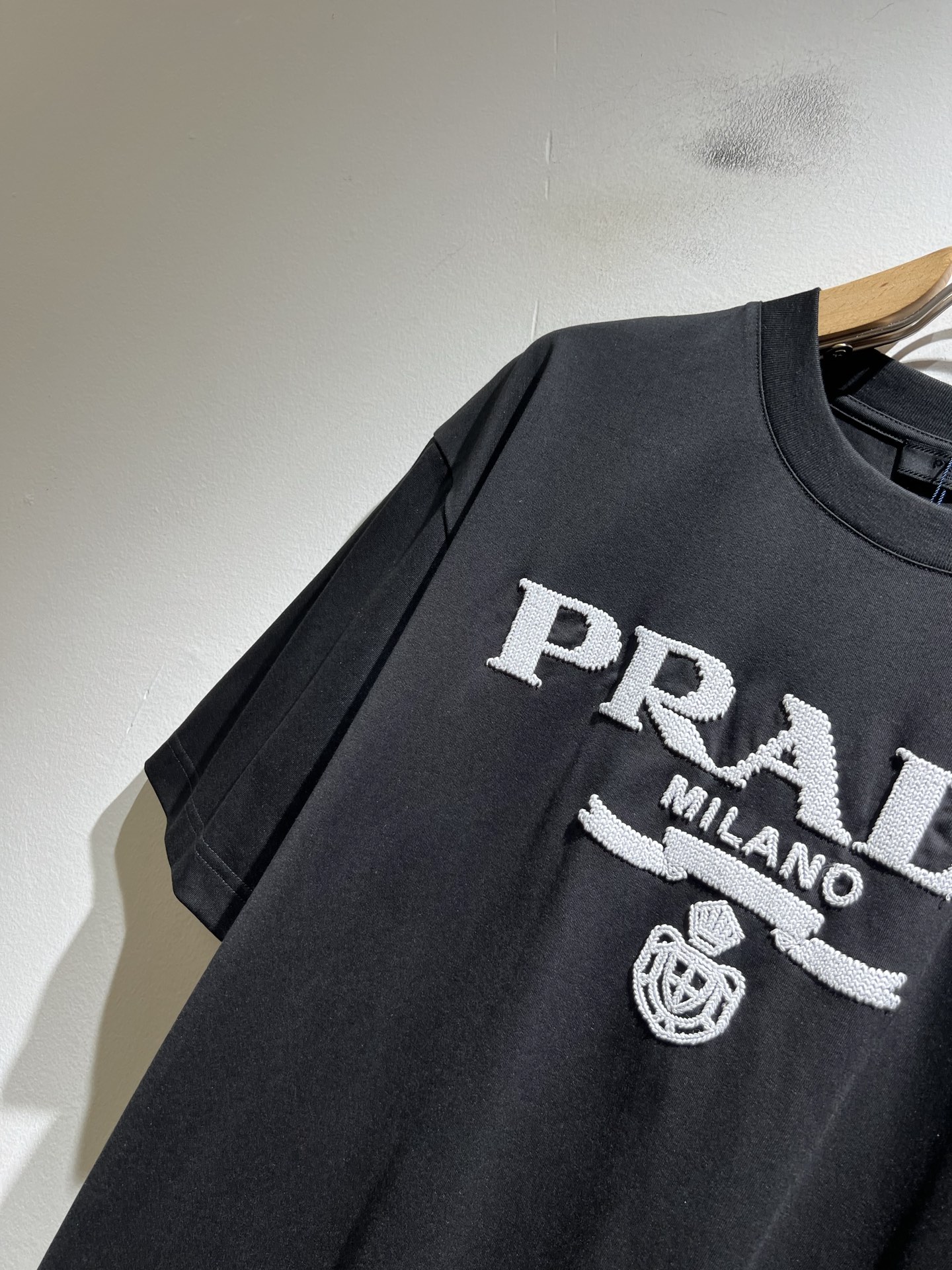 PRAD*A普*达2026春夏新款男女同款👫短袖T恤，最新款全网独家首上！！~既经典有时尚百搭，谁不爱啊