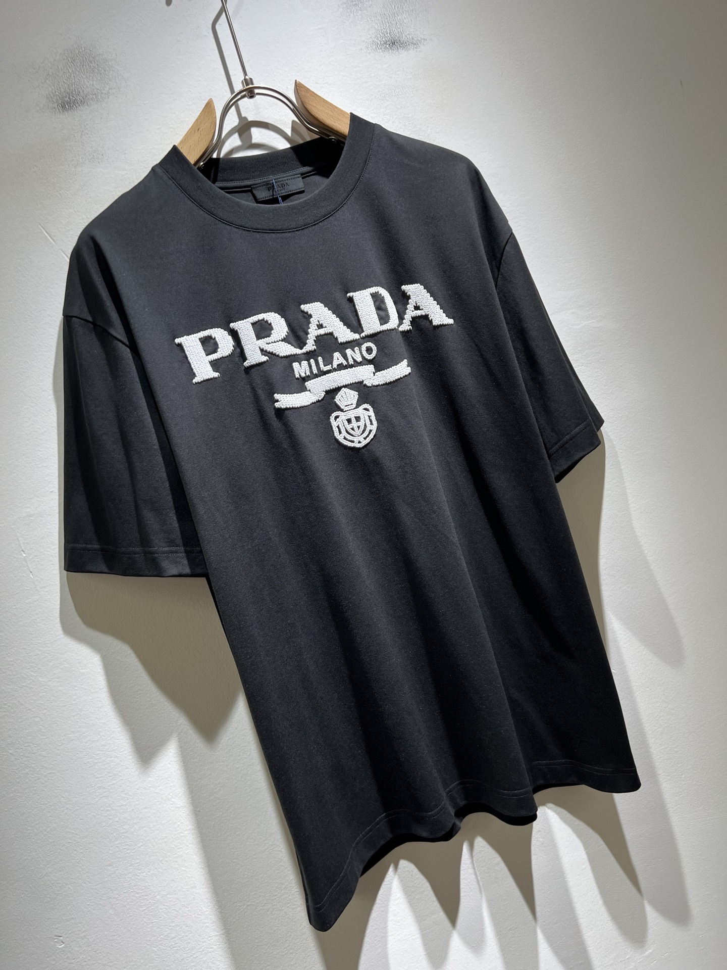 PRAD*A普*达2026春夏新款男女同款👫短袖T恤，最新款全网独家首上！！~既经典有时尚百搭，谁不爱啊