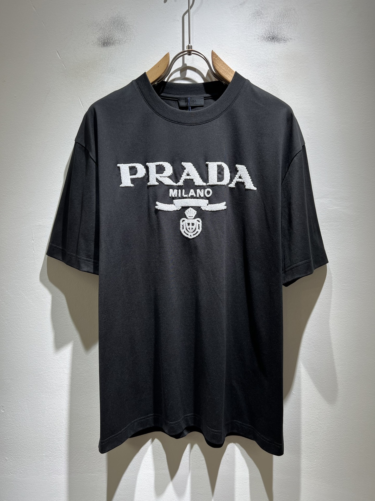 PRAD*A普*达2026春夏新款男女同款👫短袖T恤，最新款全网独家首上！！~既经典有时尚百搭，谁不爱啊