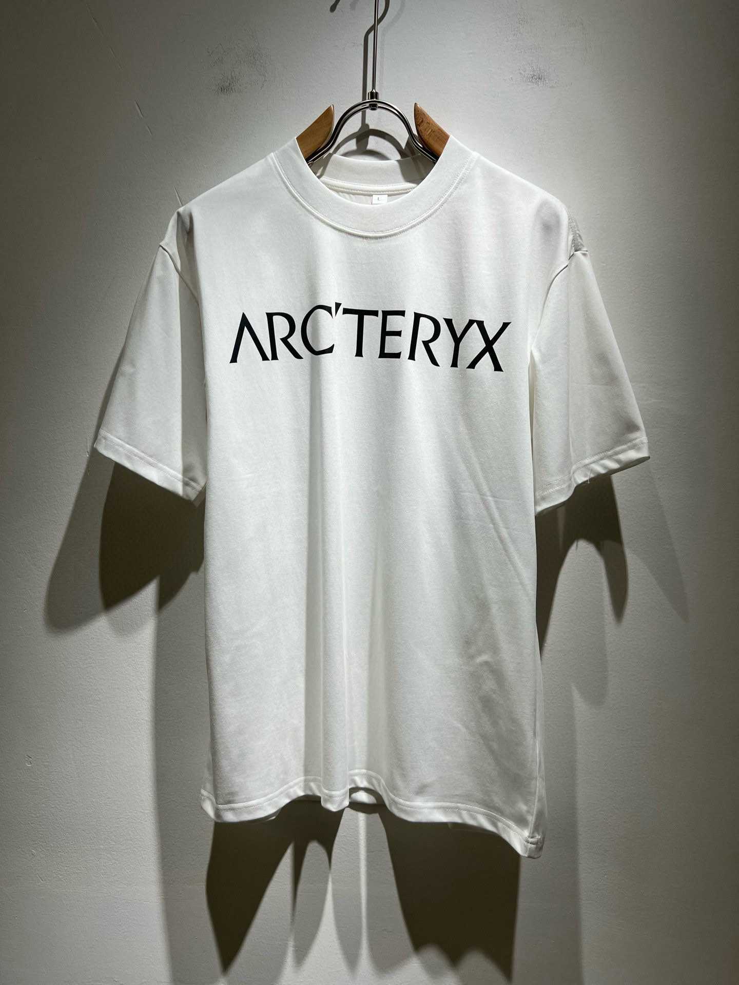 NO:746612,ARCTER *  In addition to its considerable attainments in style design, the most obvious or most proficient thing is that it has deeper and unique insights and attainments in fabrics. Through continuous structural research and problem solving, it is characterized by unique research on fabrics. These alone are enough to support it to become one of the leading new logo brand images in the clothing manufacturing industry. This model uses air cotton material!  The fabric after being carefully blended has a smooth and soft feel, and it has both natural beauty and comfort. The large body shape is simple and clean, and the fabric shows a different hazy structural beauty. It is made from an exclusive mold and is made to test the skills of the workers. It can be smooth and compliant without wrinkles!  Logo logo pattern printing process design!  It really tests the handicrafts of each master!  It makes the whole thing clean and tidy, without leaving a trace of thread. Nowadays, men who are pursuing life are also more refined in their lives!  Size M-4XL,arc'teryx,T-shirt,tees,t-shirt,19860909ARCTER*X始*祖鸟 2026春夏新款男女同款短袖T恤户外品牌可能大家第一想到的就是加拿大鹅、始祖鸟.给人一种标签试的感觉！除了在款式设计上颇有造诣之外,最明显或者说最为拿手的,应该就是在面料上的拥有更深独特见解跟造诣了.通过不断地结构研究和问题处理,在以面料独特研究为特征,仅凭这些就已经足以支撑其成为服装制造行业中,首屈可数的新标志品牌形象.此款采用的空气棉材质！通过精工混纺之后的面料,手感细滑柔软,同时兼具自然美感跟舒适度.大身上版型裁剪简洁干净,面料上显现出了不一样朦胧的结构性美感来.独家开模定制而成,面料及其考验工人的技术,能做到平整服帖又不起皱！标志logo图案印花工艺设计！真的是很考验每位师傅的手工制作！使得整体干净利索,不留一丝线头.现在对于生活有所追求的男性也在生活中更为精致！尺码M-4XL,arc'teryx,T-shirt,tees，t-shirt,,Men's clothing