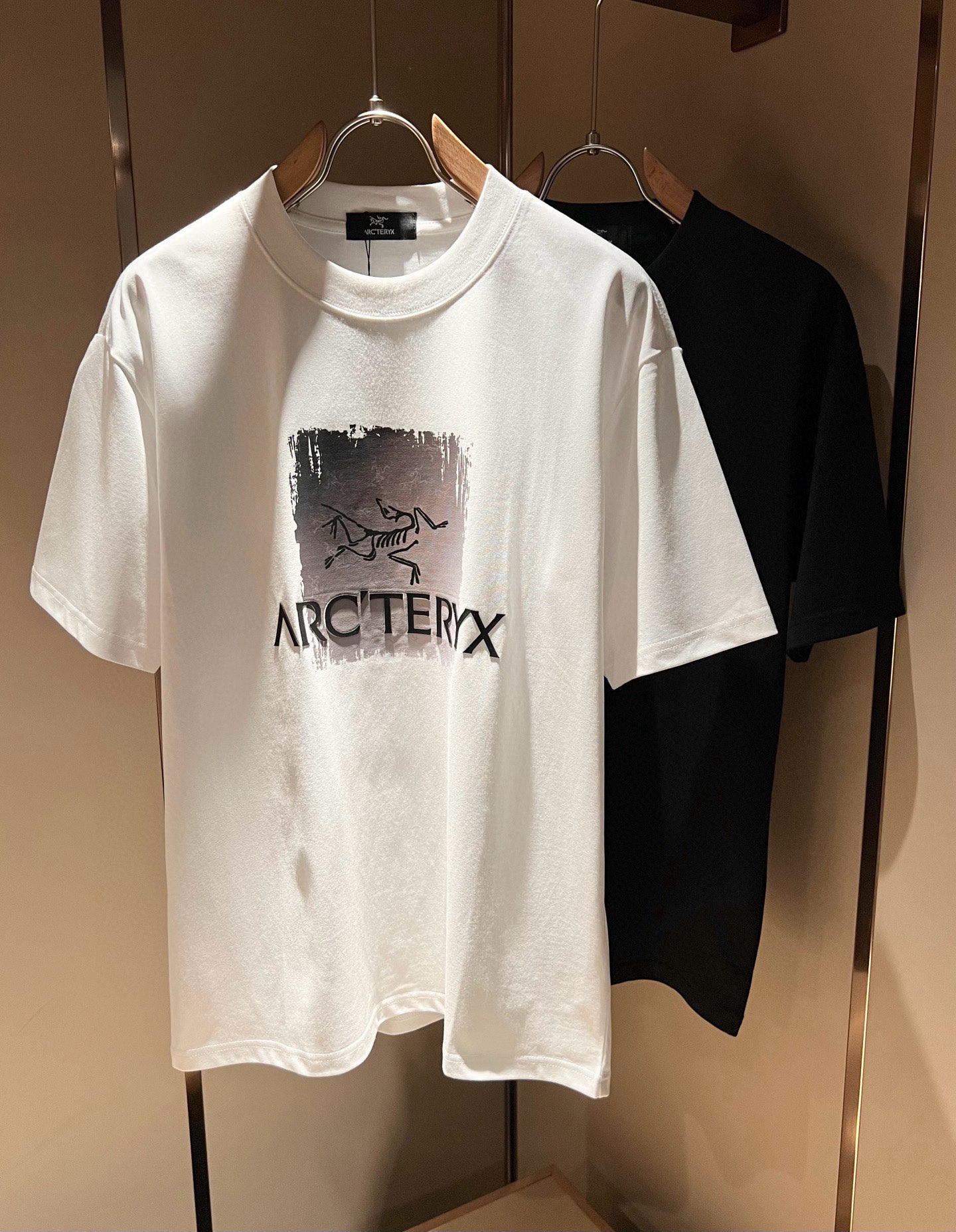 NO:746613,ARCTER *  In addition to its considerable attainments in style design, the most obvious or most proficient thing is that it has deeper and unique insights and attainments in fabrics. Through continuous structural research and problem solving, it is characterized by unique research on fabrics. These alone are enough to support it to become one of the leading new logo brand images in the clothing manufacturing industry. This model uses air cotton material!  The fabric after being carefully blended has a smooth and soft feel, and it has both natural beauty and comfort. The large body shape is simple and clean, and the fabric shows a different hazy structural beauty. It is made from an exclusive mold and is made to test the skills of the workers. It can be smooth and compliant without wrinkles!  Logo logo pattern printing process design!  It really tests the handicrafts of each master!  It makes the whole thing clean and tidy, without leaving a trace of thread. Nowadays, men who are pursuing life are also more refined in their lives!  Size M-4XL,arc'teryx,T-shirt,tees,t-shirt,19860909ARCTER*X始*祖鸟 2026春夏新款男女同款短袖T恤户外品牌可能大家第一想到的就是加拿大鹅、始祖鸟.给人一种标签试的感觉！除了在款式设计上颇有造诣之外,最明显或者说最为拿手的,应该就是在面料上的拥有更深独特见解跟造诣了.通过不断地结构研究和问题处理,在以面料独特研究为特征,仅凭这些就已经足以支撑其成为服装制造行业中,首屈可数的新标志品牌形象.此款采用的空气棉材质！通过精工混纺之后的面料,手感细滑柔软,同时兼具自然美感跟舒适度.大身上版型裁剪简洁干净,面料上显现出了不一样朦胧的结构性美感来.独家开模定制而成,面料及其考验工人的技术,能做到平整服帖又不起皱！标志logo图案印花工艺设计！真的是很考验每位师傅的手工制作！使得整体干净利索,不留一丝线头.现在对于生活有所追求的男性也在生活中更为精致！尺码M-4XL,arc'teryx,T-shirt,tees，t-shirt,,Men's clothing