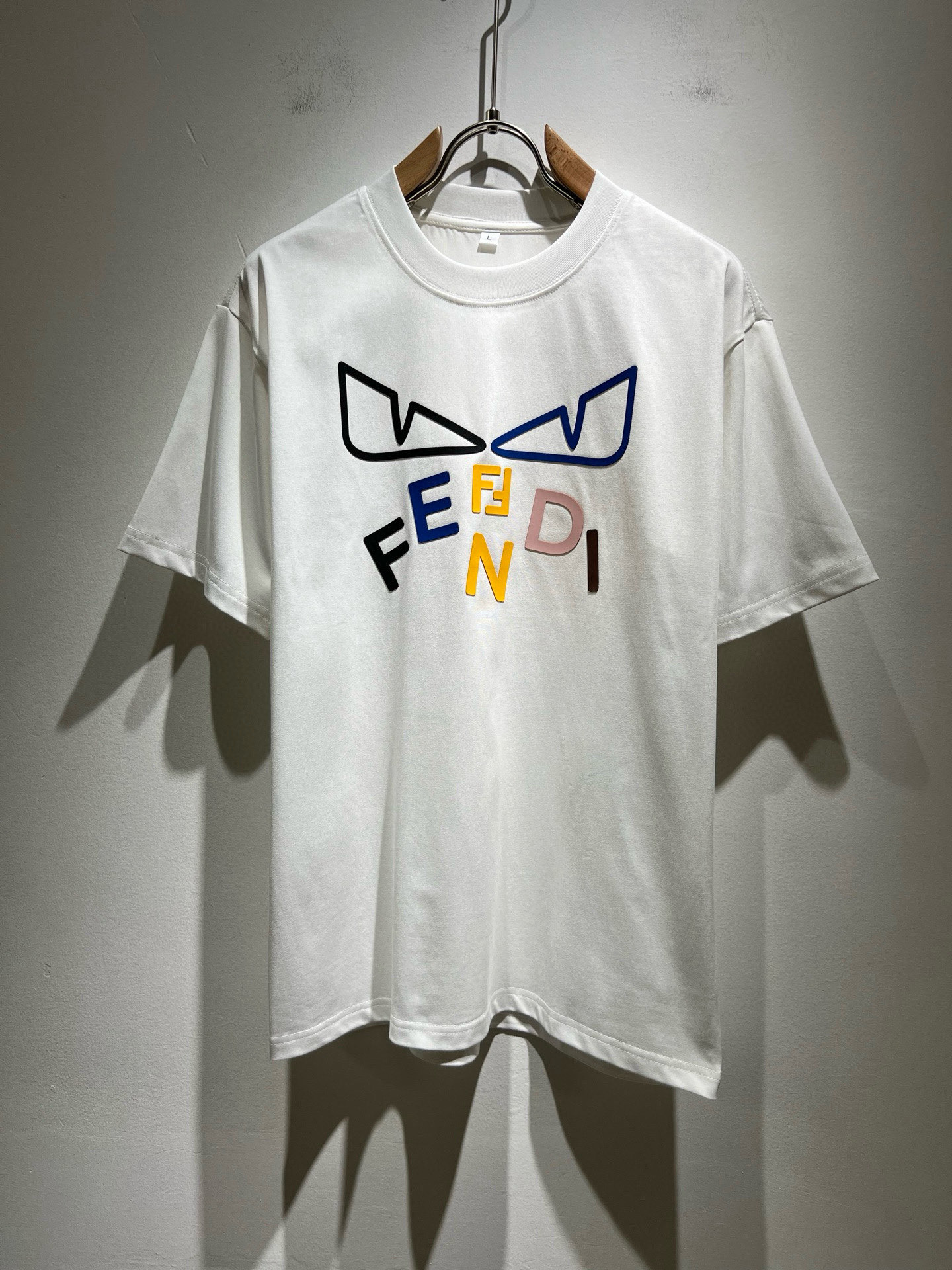 NO:746600,FEN*I Fen*di 2026 spring and summer new FD family FF same style bottoming shirt for men and women, versatile and very short sleeves for men and women. Original order from Italy, popular item of FD family, made of simple solid colors. FD family’s enduring iconic product, full of representativeness and full sense of specification, a boutique worth buying for all FD fans!  Pure Italian channel order, the FD family's high-end and popular product, a very popular item at the moment, with the iconic letter logo pattern laminated and decorated!  High-end goods worth keeping for yourself and giving away!  Trendy and good-looking, full of trendy atmosphere, extremely high-grade and standard, and using a very classic black and white two-color combination, which gives a strong visual impact and is highly recognizable. It is made of top-grade exclusive pure cotton fabric, feels soft, delicate and comfortable, and the appearance is quite advanced and classy!  It perfectly interprets the charm of the brand and leaves a deep impression on people. It is more fashionable and charming, and the upper body is simple, elegant and fashionable, and there is no pressure to wear it!  Wear it alone or paired with it, it’s a beautiful sight that can’t be ignored!  Size M-4XL,,fendi,dior,T-shirt,19860909FEN*I 芬*迪2026春夏新款FD家族FF男女同款打底衫,男女同款百搭极简短袖.意大利原厂订单,FD家族人气单品,简约纯色系打造.FD家族经久不衰的标志性臻品,代表性十足,规格感十足的精品,所有FD粉丝都值得抢购的精品！纯正意代渠道订单,FD家族的高奢人气爆款产物,当下十分火爆的单品,标志性字母logo图案压胶修饰！值得自留和送人的高端货！新潮又好看,潮流气息感十足,档次规格感极高,并且采用十分经典的的黑白双色搭配,给人的视觉冲击感相当强烈,有着极高的辨识度,顶级专属纯棉面料,打造,触感柔软细腻舒适,品相相当高级有档次！完美诠释品牌魅力,给人留下深刻印象.更具时尚与韵味,上身简约大方时尚,对于穿搭更是毫无压力！单穿内搭都极有味道,不可忽视的靓丽风景线！ 尺码M-4XL,,fendi,dior,T-shirt,,Men's clothing