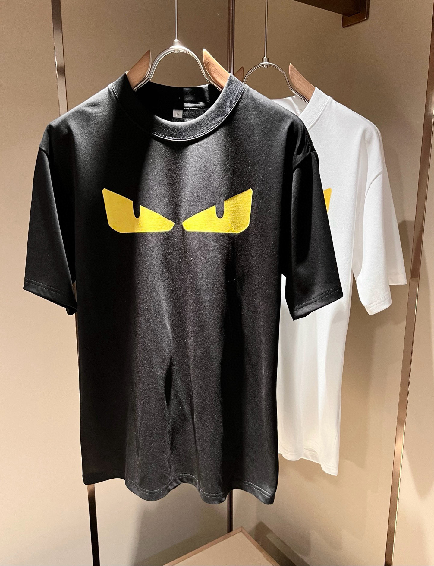 NO:746601,FEN*I Fen*di 2026 spring and summer new FD family FF same style bottoming shirt for men and women, versatile and very short sleeves for men and women. Original order from Italy, popular item of FD family, made of simple solid colors. FD family’s enduring iconic product, full of representativeness and full sense of specification, a boutique worth buying for all FD fans!  Pure Italian channel order, the FD family's high-end and popular product, a very popular item at the moment, with the iconic letter logo pattern laminated and decorated!  High-end goods worth keeping for yourself and giving away!  Trendy and good-looking, full of trendy atmosphere, extremely high-grade and standard, and using a very classic black and white two-color combination, which gives a strong visual impact and is highly recognizable. It is made of top-grade exclusive pure cotton fabric, feels soft, delicate and comfortable, and the appearance is quite advanced and classy!  It perfectly interprets the charm of the brand and leaves a deep impression on people. It is more fashionable and charming, and the upper body is simple, elegant and fashionable, and there is no pressure to wear it!  Wear it alone or paired with it, it’s a beautiful sight that can’t be ignored!  Size M-4XL,,fendi,dior,T-shirt,19860909FEN*I 芬*迪2026春夏新款FD家族FF男女同款打底衫,男女同款百搭极简短袖.意大利原厂订单,FD家族人气单品,简约纯色系打造.FD家族经久不衰的标志性臻品,代表性十足,规格感十足的精品,所有FD粉丝都值得抢购的精品！纯正意代渠道订单,FD家族的高奢人气爆款产物,当下十分火爆的单品,标志性字母logo图案压胶修饰！值得自留和送人的高端货！新潮又好看,潮流气息感十足,档次规格感极高,并且采用十分经典的的黑白双色搭配,给人的视觉冲击感相当强烈,有着极高的辨识度,顶级专属纯棉面料,打造,触感柔软细腻舒适,品相相当高级有档次！完美诠释品牌魅力,给人留下深刻印象.更具时尚与韵味,上身简约大方时尚,对于穿搭更是毫无压力！单穿内搭都极有味道,不可忽视的靓丽风景线！ 尺码M-4XL,,fendi,dior,T-shirt,,Men's clothing