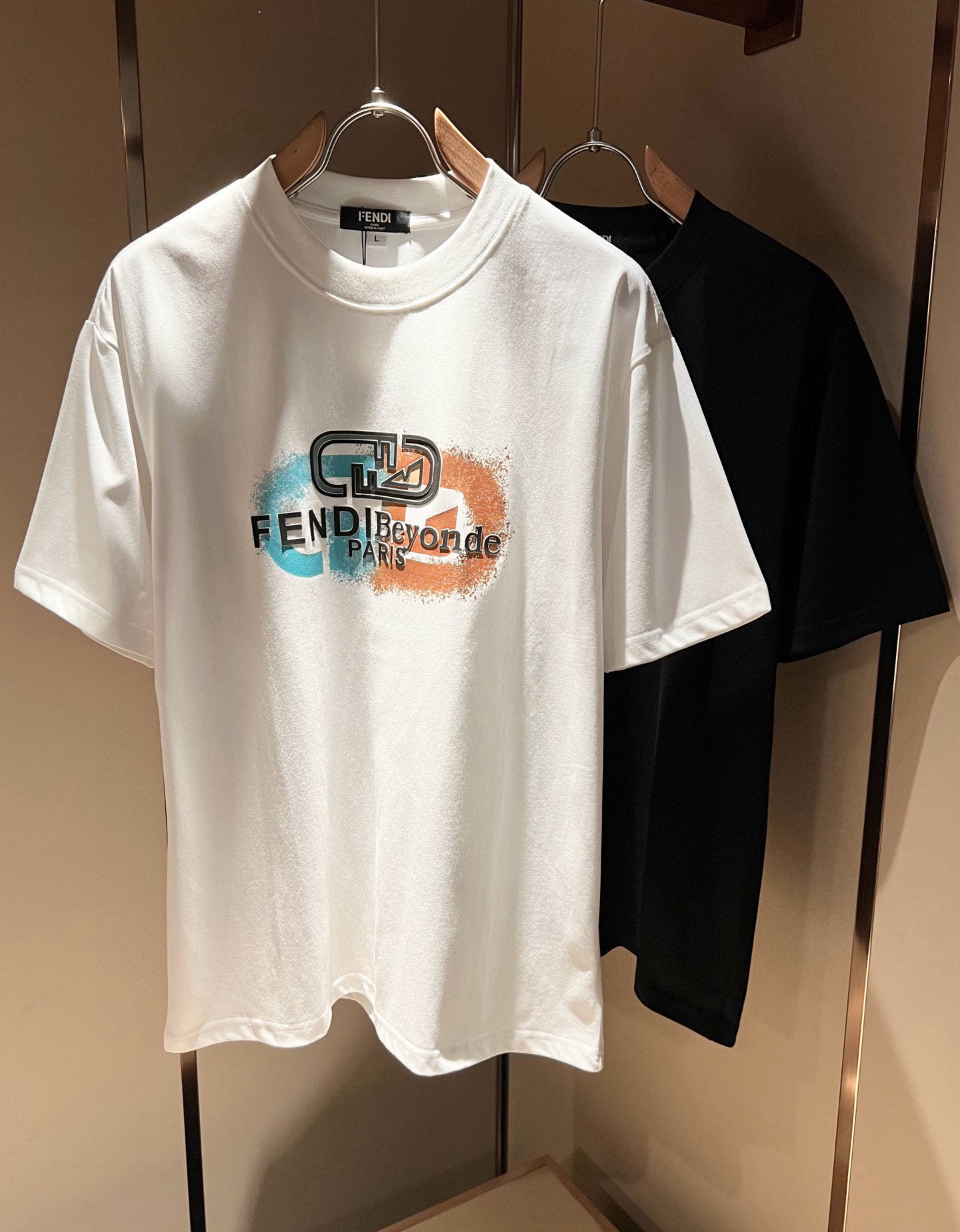 NO:758299,FEN*I Fen*di 2026 spring and summer new FD family FF same style bottoming shirt for men and women, versatile and very short sleeves for men and women. Original order from Italy, popular item of FD family, made of simple solid colors. FD family’s enduring iconic product, full of representativeness and full sense of specification, a boutique worth buying for all FD fans!  Pure Italian channel order, the FD family's high-end and popular product, a very popular item at the moment, with the iconic letter logo pattern laminated and decorated!  High-end goods worth keeping for yourself and giving away!  Trendy and good-looking, full of trendy atmosphere, extremely high-grade and standard, and using a very classic black and white two-color combination, which gives a strong visual impact and is highly recognizable. It is made of top-grade exclusive pure cotton fabric, feels soft, delicate and comfortable, and the appearance is quite advanced and classy!  It perfectly interprets the charm of the brand and leaves a deep impression on people. It is more fashionable and charming, and the upper body is simple, elegant and fashionable, and there is no pressure to wear it!  Wear it alone or paired with it, it’s a beautiful sight that can’t be ignored!  Size M-4XL,,fendi,dior,T-shirt,19860909FEN*I 芬*迪2026春夏新款FD家族FF男女同款打底衫,男女同款百搭极简短袖.意大利原厂订单,FD家族人气单品,简约纯色系打造.FD家族经久不衰的标志性臻品,代表性十足,规格感十足的精品,所有FD粉丝都值得抢购的精品！纯正意代渠道订单,FD家族的高奢人气爆款产物,当下十分火爆的单品,标志性字母logo图案压胶修饰！值得自留和送人的高端货！新潮又好看,潮流气息感十足,档次规格感极高,并且采用十分经典的的黑白双色搭配,给人的视觉冲击感相当强烈,有着极高的辨识度,顶级专属纯棉面料,打造,触感柔软细腻舒适,品相相当高级有档次！完美诠释品牌魅力,给人留下深刻印象.更具时尚与韵味,上身简约大方时尚,对于穿搭更是毫无压力！单穿内搭都极有味道,不可忽视的靓丽风景线！ 尺码M-4XL,,fendi,dior,T-shirt,,Men's clothing