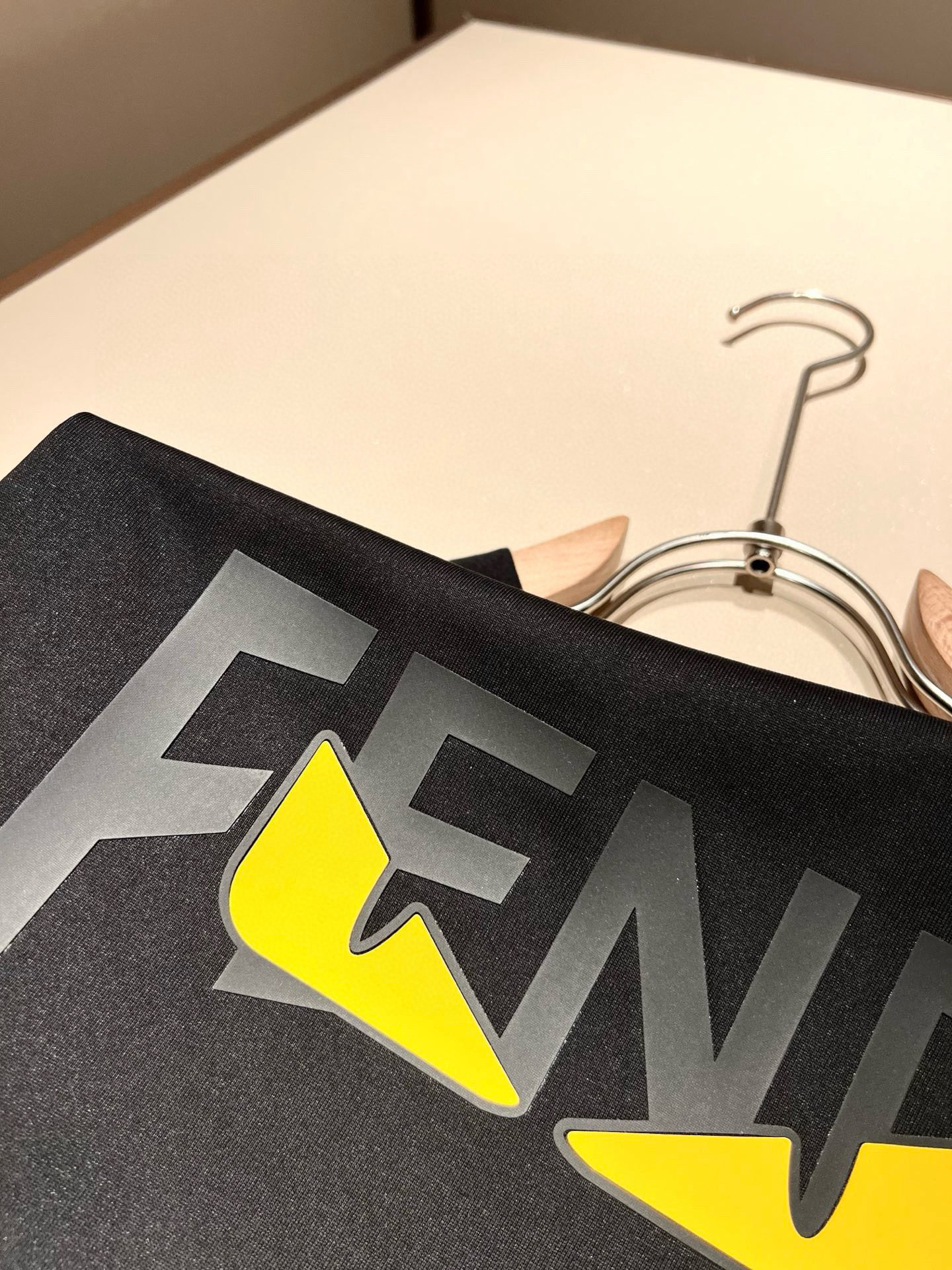 FEN*I 芬*迪2026春夏新款FD家族FF男女同款👫打底衫，男女同款👫百搭极简短袖。意大利原厂订单，