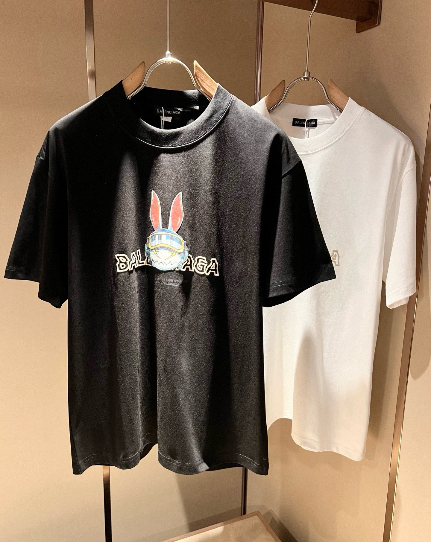 NO:758285,BALENCI*GA Paris* 2026 spring and summer new short-sleeved T-shirt for men and women!  Fashionable casual short-sleeved T-shirt with catwalk pattern print!  Design logo laminated design!  It is highly designed and selected from 260g pure cotton fabrics supplied by customers. It feels soft and skin-friendly, comfortable and breathable. The real thing will definitely make you fall in love with it!  The round neck cut with loose shoulders and dropped shoulders, non-sexist style for couples to wear together, opens up a new fashion style!  Distinguish the market version of the high-definition series!  Size M-4XL,,balenciaga,T-shirt,tees,t-shirt,19860909BALENCI*GA巴黎*家 2026春夏新款男女同款短袖T恤！走秀图案印花时尚休闲短袖T恤衫！设计logo压胶设计！极具设计精选客供260g纯棉面料,手感柔软亲肤,着身舒适透气性都无法挑剔,实物绝对会让你爱不释手！宽松小落肩的圆领版型裁剪,无性别主义的情侣混穿款式,打开全新的时装新韵味！区别市场版本高定系列！尺码M-4XL,,balenciaga,T-shirt,tees，t-shirt,,Men's clothing