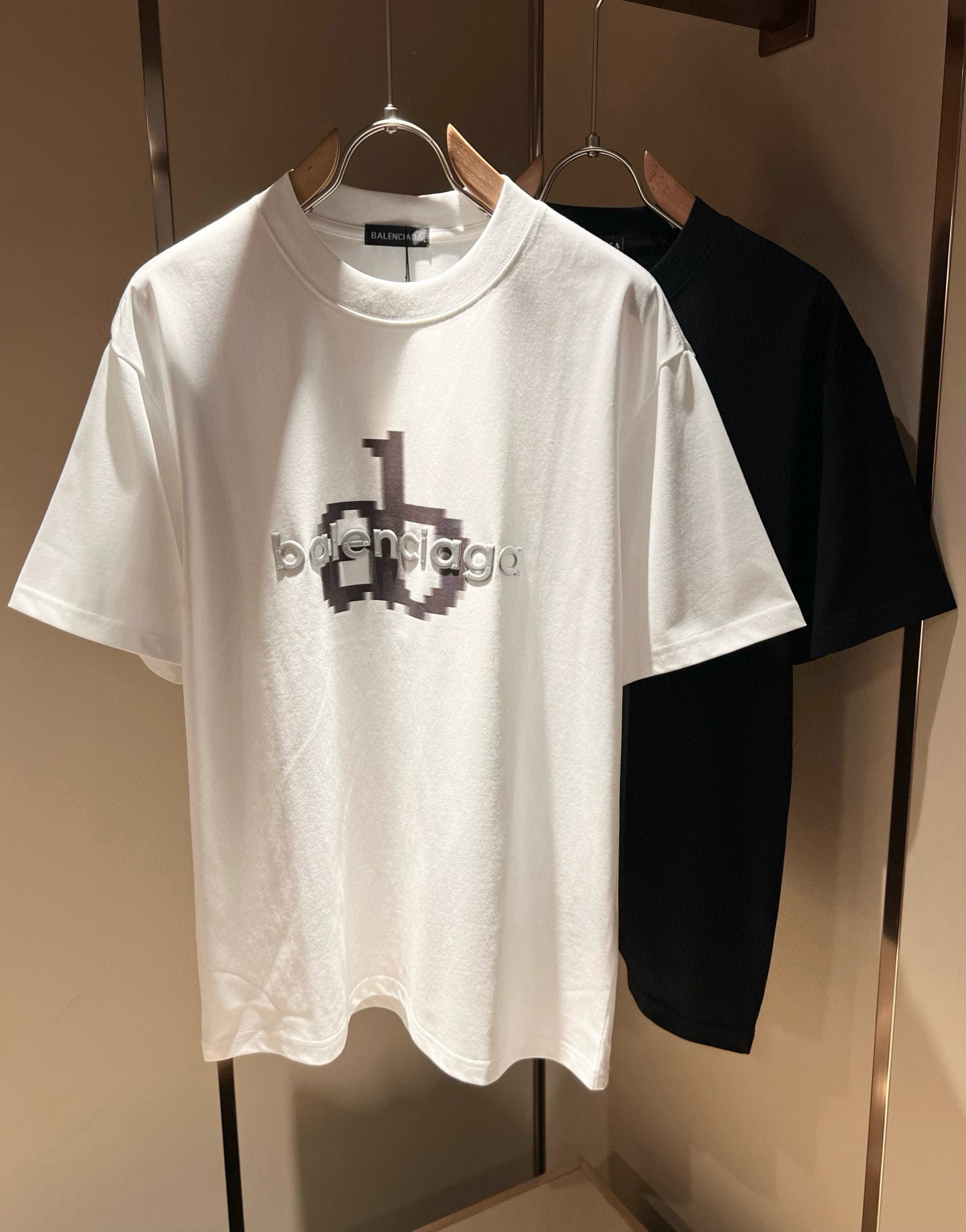 NO:746595,BALENCI*GA Paris* 2026 spring and summer new short-sleeved T-shirt for men and women!  Fashionable casual short-sleeved T-shirt with catwalk pattern print!  Design logo lamination design!  It is highly designed and selected from 260g pure cotton fabrics supplied by customers. It feels soft and skin-friendly, comfortable and breathable. The real thing will definitely make you fall in love with it!  The round neck cut with loose shoulders and dropped shoulders, non-sexist style for couples to wear together, opens up a new fashion style!  Distinguish the market version of the high-definition series!  Size M-4XL,,balenciaga,T-shirt,tees,t-shirt,19860909BALENCI*GA巴黎*家 2026春夏新款男女同款短袖T恤！走秀图案印花时尚休闲短袖T恤衫！设计logo压胶设计！极具设计精选客供260g纯棉面料,手感柔软亲肤,着身舒适透气性都无法挑剔,实物绝对会让你爱不释手！宽松小落肩的圆领版型裁剪,无性别主义的情侣混穿款式,打开全新的时装新韵味！区别市场版本高定系列！尺码M-4XL,,balenciaga,T-shirt,tees，t-shirt,,Men's clothing