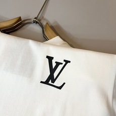 LouisVuitt*路易*登 2026春夏全新系列单品上线,非常时髦前卫的一款男女同款短袖T恤,标识l LouisVuitt*路易*登 2026春夏全新系列单品上线,非常时髦前卫的一款男女同款短袖T恤,标识l