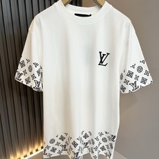 LouisVuitt*路易*登 2026春夏全新系列单品上线,非常时髦前卫的一款男女同款短袖T恤,标识l LouisVuitt*路易*登 2026春夏全新系列单品上线,非常时髦前卫的一款男女同款短袖T恤,标识l
