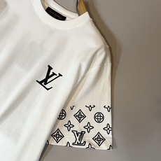 LouisVuitt*路易*登 2026春夏全新系列单品上线,非常时髦前卫的一款男女同款短袖T恤,标识l LouisVuitt*路易*登 2026春夏全新系列单品上线,非常时髦前卫的一款男女同款短袖T恤,标识l