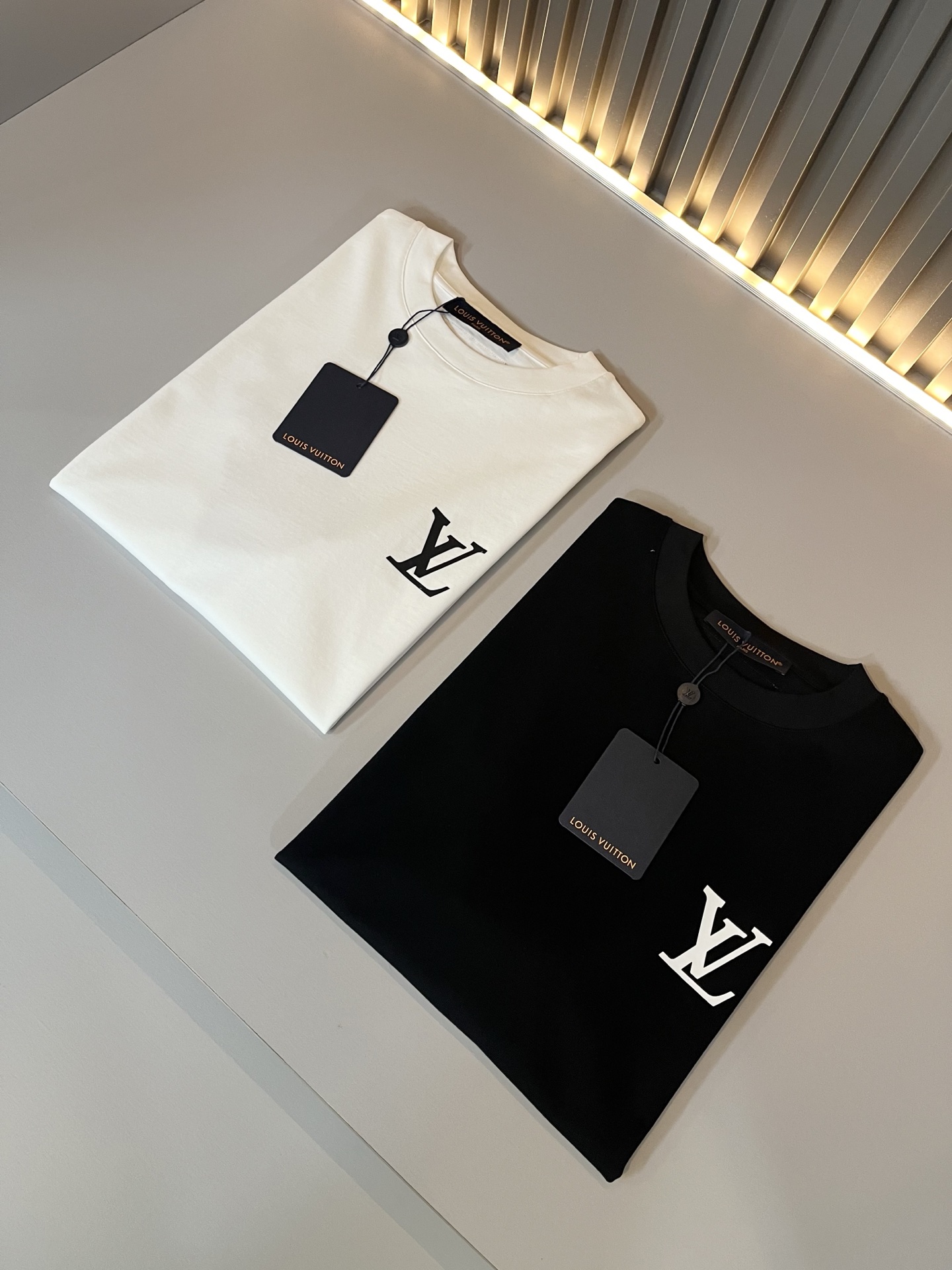 LouisVuitt*路易*登 2026春夏全新系列单品上线，非常时髦前卫的一款男女同款短袖T恤，标识l