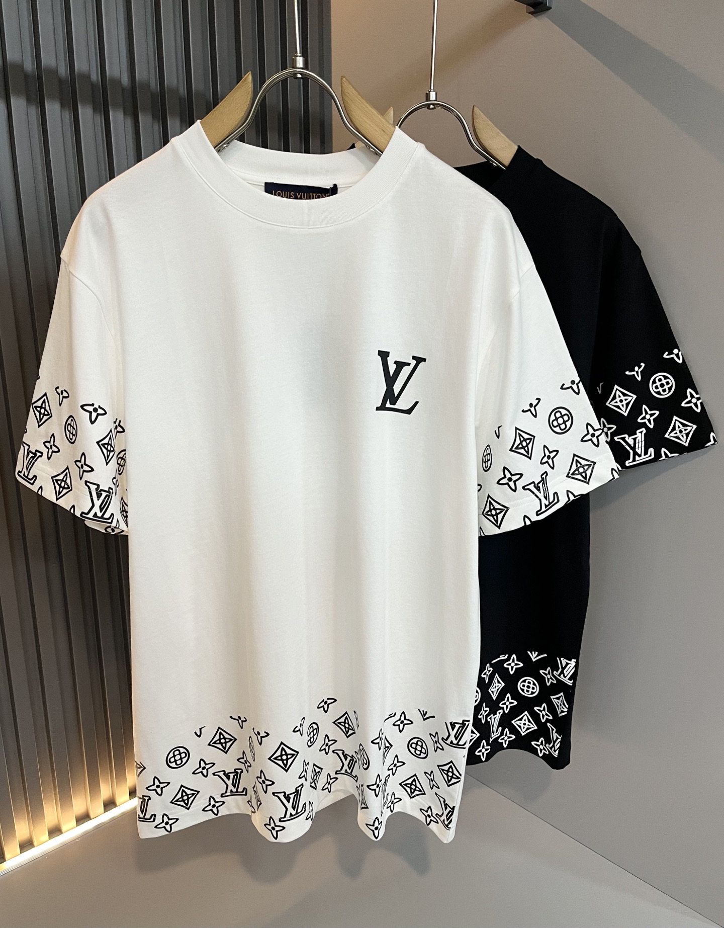 LouisVuitt*路易*登 2026春夏全新系列单品上线，非常时髦前卫的一款男女同款短袖T恤，标识l