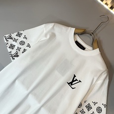 LouisVuitt*路易*登 2026春夏全新系列单品上线,非常时髦前卫的一款男女同款短袖T恤,标识l LouisVuitt*路易*登 2026春夏全新系列单品上线,非常时髦前卫的一款男女同款短袖T恤,标识l