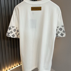 LouisVuitt*路易*登 2026春夏全新系列单品上线,非常时髦前卫的一款男女同款短袖T恤,标识l LouisVuitt*路易*登 2026春夏全新系列单品上线,非常时髦前卫的一款男女同款短袖T恤,标识l