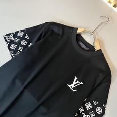 LouisVuitt*路易*登 2026春夏全新系列单品上线,非常时髦前卫的一款男女同款短袖T恤,标识l LouisVuitt*路易*登 2026春夏全新系列单品上线,非常时髦前卫的一款男女同款短袖T恤,标识l