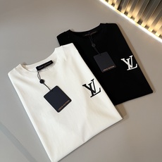 LouisVuitt*路易*登 2026春夏全新系列单品上线,非常时髦前卫的一款男女同款短袖T恤,标识l LouisVuitt*路易*登 2026春夏全新系列单品上线,非常时髦前卫的一款男女同款短袖T恤,标识l
