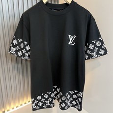 LouisVuitt*路易*登 2026春夏全新系列单品上线,非常时髦前卫的一款男女同款短袖T恤,标识l LouisVuitt*路易*登 2026春夏全新系列单品上线,非常时髦前卫的一款男女同款短袖T恤,标识l