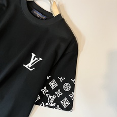 LouisVuitt*路易*登 2026春夏全新系列单品上线,非常时髦前卫的一款男女同款短袖T恤,标识l LouisVuitt*路易*登 2026春夏全新系列单品上线,非常时髦前卫的一款男女同款短袖T恤,标识l