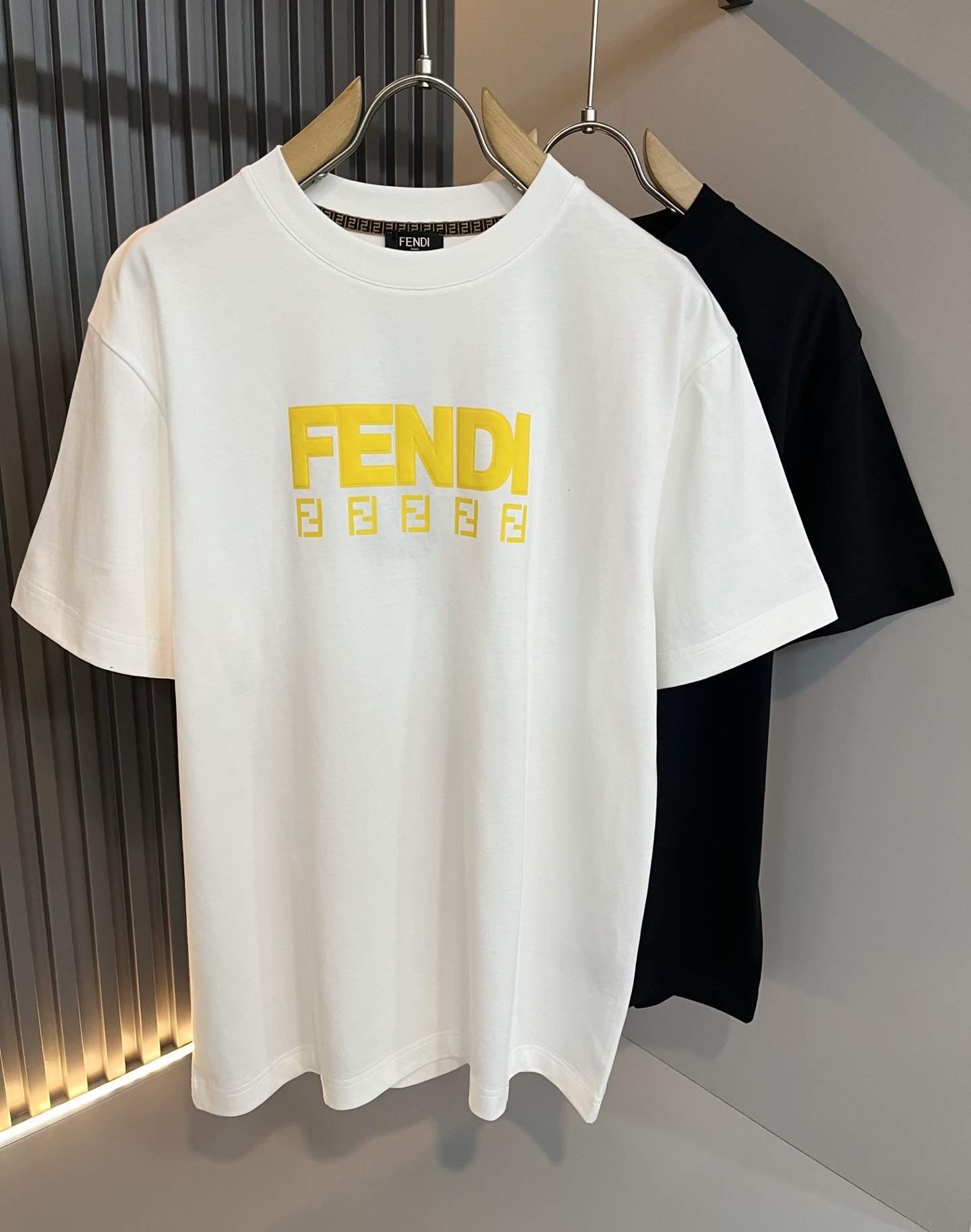 NO:746573,FEN*I Fen*di 2026 spring and summer new FD family FF short-sleeved T-shirt for men and women, versatile and extremely short-sleeved T-shirt for men and women. Italian original order, popular item of FD family, simple and solid color. It is the enduring iconic product of FD family, full of representativeness and full sense of specification. It is worth buying for all FD fans!  Pure Italian channel order, the FD family's high-end and popular product, a very popular item at the moment, with the iconic letter logo pattern laminated and decorated!  High-end goods worth keeping for yourself and giving away!  Trendy and good-looking, full of trendy atmosphere, extremely high-grade and standard, and using a very classic black and white two-color combination, which gives a strong visual impact and is highly recognizable. It is made of top-grade exclusive pure cotton fabric, feels soft, delicate and comfortable, and the appearance is quite advanced and classy!  It perfectly interprets the charm of the brand and leaves a deep impression on people. It is more fashionable and charming, and the upper body is simple, elegant and fashionable, and there is no pressure to wear it!  Wear it alone or paired with it, it’s a beautiful sight that can’t be ignored!  Size S-2XL,,fendi,dior,T-shirt,tees,t-shirt,19860909FEN*I 芬*迪2026春夏新款FD家族FF男女同款短袖T恤,男女同款百搭极简短袖.意大利原厂订单,FD家族人气单品,简约纯色系打造.FD家族经久不衰的标志性臻品,代表性十足,规格感十足的精品,所有FD粉丝都值得抢购的精品！纯正意代渠道订单,FD家族的高奢人气爆款产物,当下十分火爆的单品,标志性字母logo图案压胶修饰！值得自留和送人的高端货！新潮又好看,潮流气息感十足,档次规格感极高,并且采用十分经典的的黑白双色搭配,给人的视觉冲击感相当强烈,有着极高的辨识度,顶级专属纯棉面料,打造,触感柔软细腻舒适,品相相当高级有档次！完美诠释品牌魅力,给人留下深刻印象.更具时尚与韵味,上身简约大方时尚,对于穿搭更是毫无压力！单穿内搭都极有味道,不可忽视的靓丽风景线！ 尺码S-2XL,,fendi,dior,T-shirt,tees，t-shirt,,Men's clothing