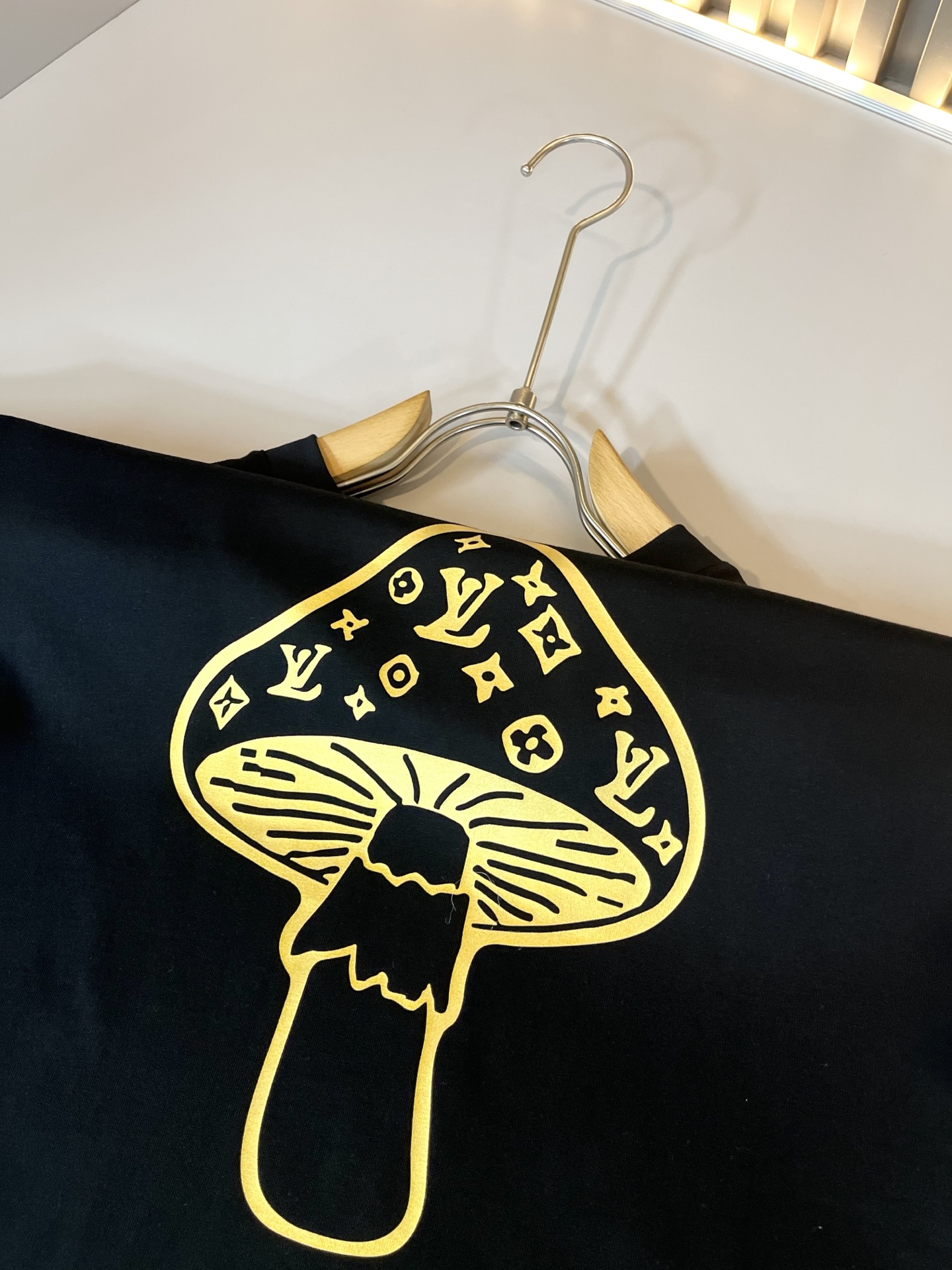 LouisVuitt*路易*登 2026春夏全新系列单品上线，非常时髦前卫的一款男女同款短袖T恤，标识l