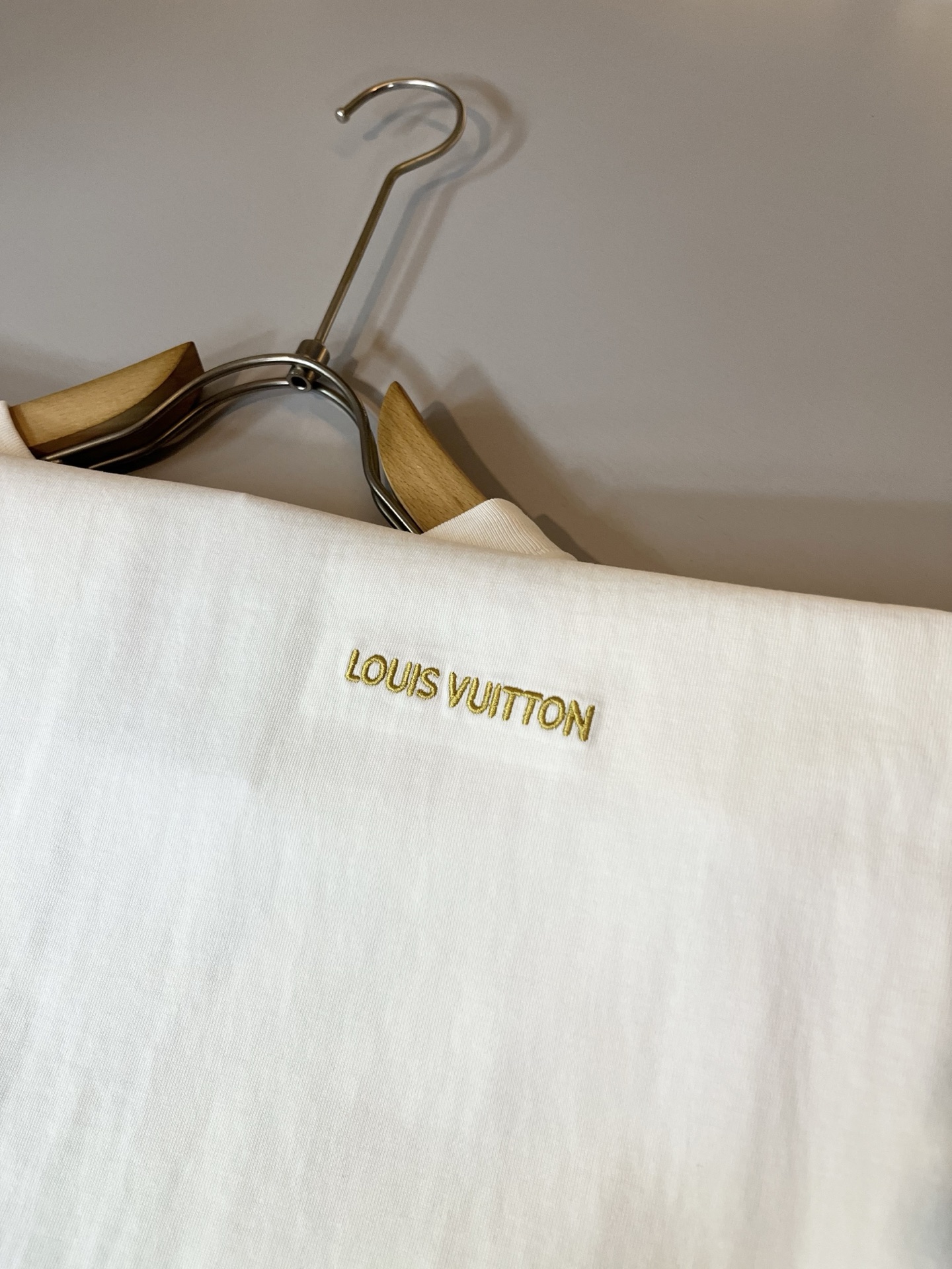 LouisVuitt*路易*登 2026春夏全新系列单品上线，非常时髦前卫的一款男女同款短袖T恤，标识l