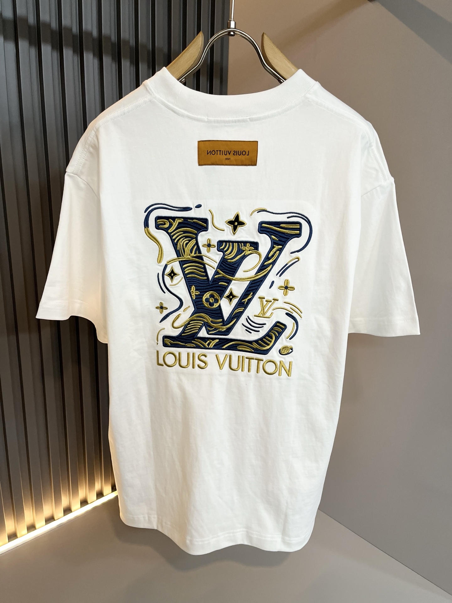 LouisVuitt*路易*登 2026春夏全新系列单品上线，非常时髦前卫的一款男女同款短袖T恤，标识l