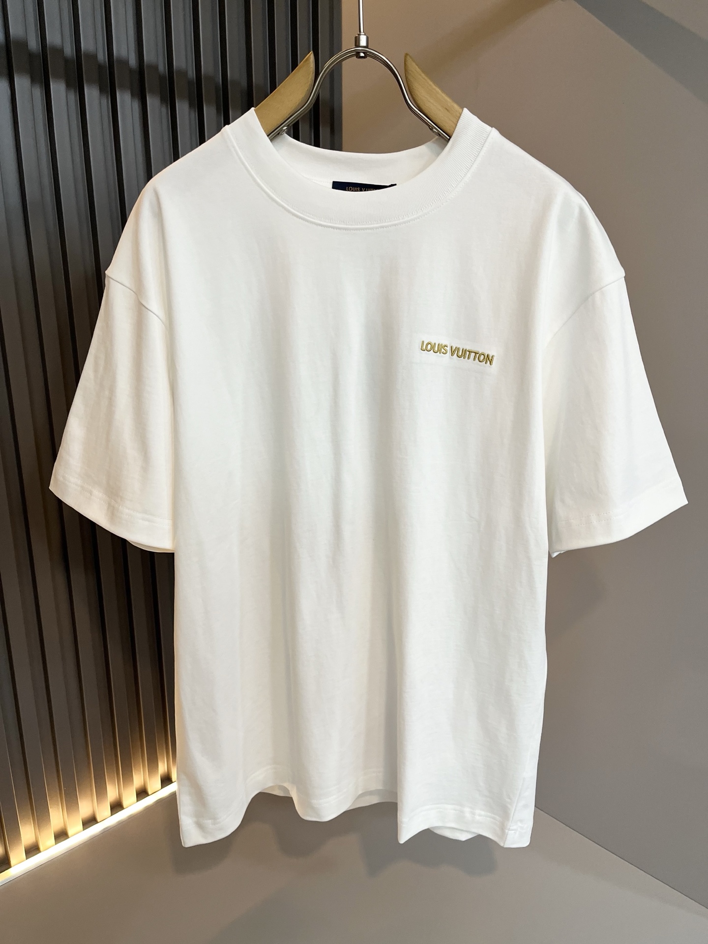 LouisVuitt*路易*登 2026春夏全新系列单品上线，非常时髦前卫的一款男女同款短袖T恤，标识l