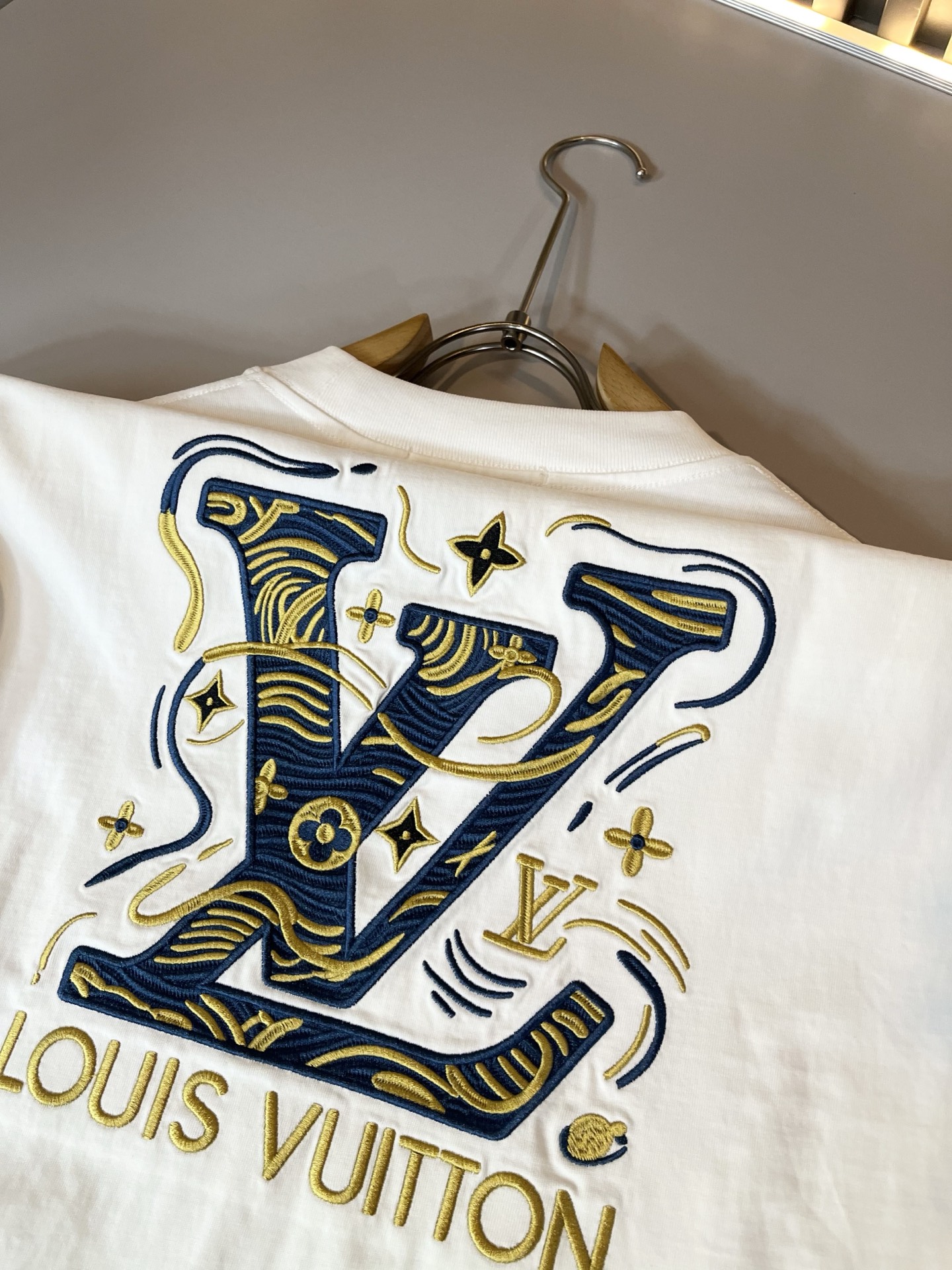 LouisVuitt*路易*登 2026春夏全新系列单品上线，非常时髦前卫的一款男女同款短袖T恤，标识l