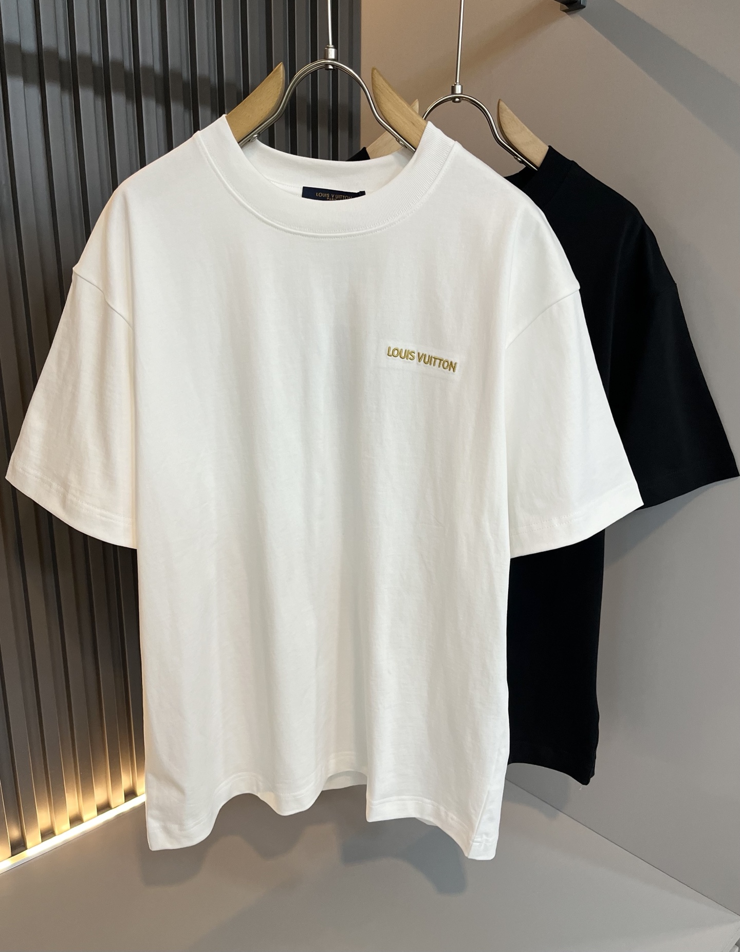 LouisVuitt*路易*登 2026春夏全新系列单品上线，非常时髦前卫的一款男女同款短袖T恤，标识l