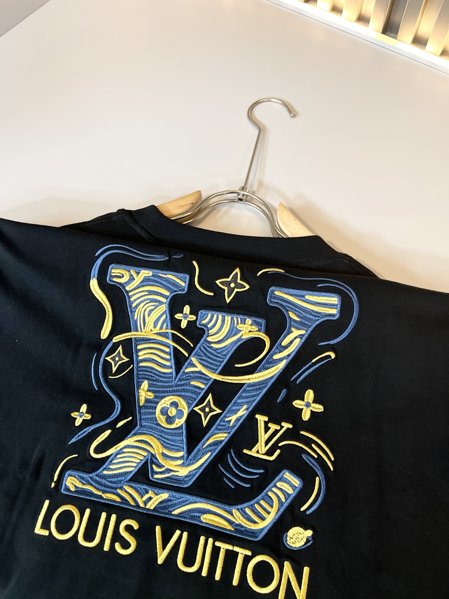 LouisVuitt*路易*登 2026春夏全新系列单品上线，非常时髦前卫的一款男女同款短袖T恤，标识l