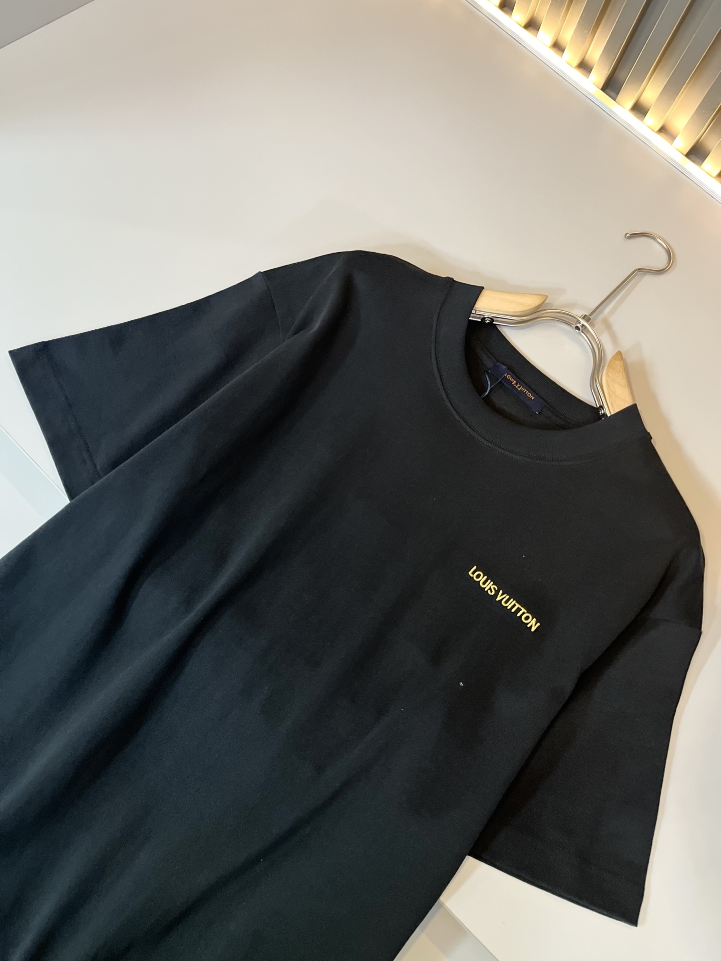 LouisVuitt*路易*登 2026春夏全新系列单品上线，非常时髦前卫的一款男女同款短袖T恤，标识l