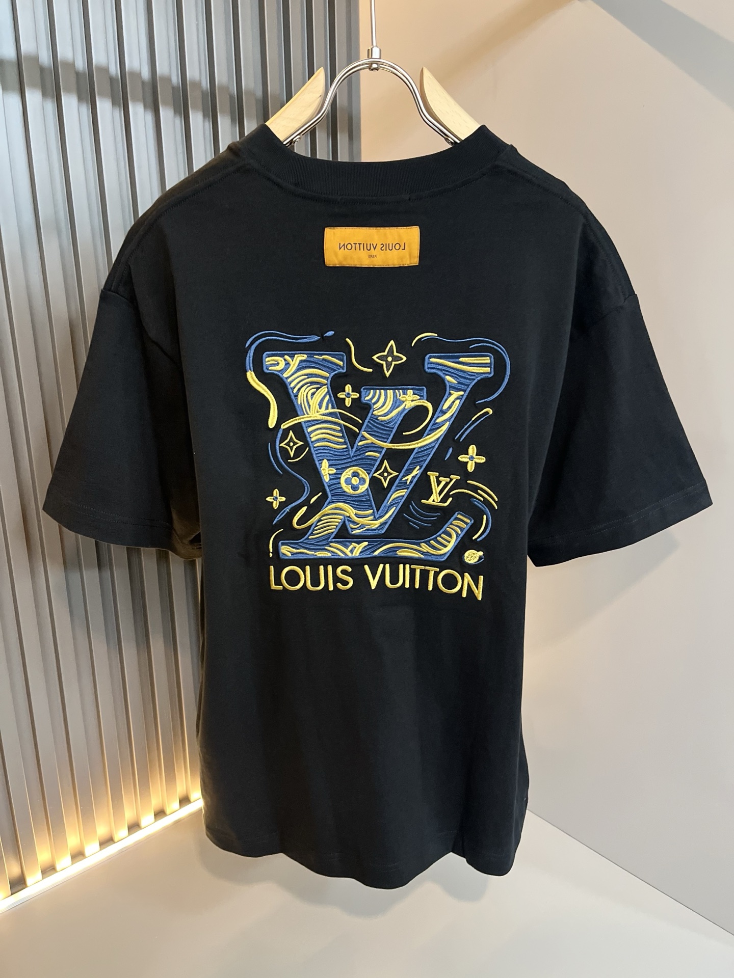LouisVuitt*路易*登 2026春夏全新系列单品上线，非常时髦前卫的一款男女同款短袖T恤，标识l