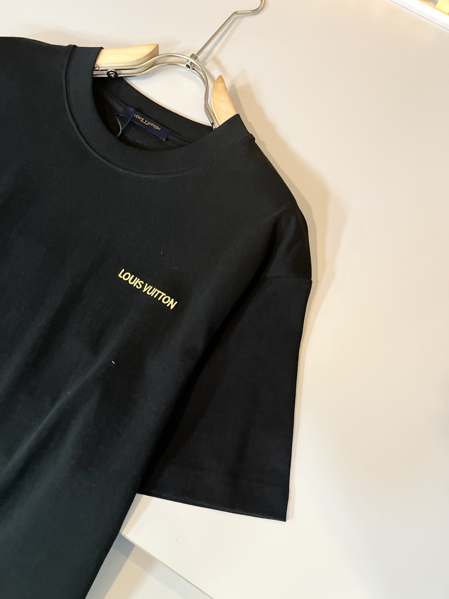 LouisVuitt*路易*登 2026春夏全新系列单品上线，非常时髦前卫的一款男女同款短袖T恤，标识l