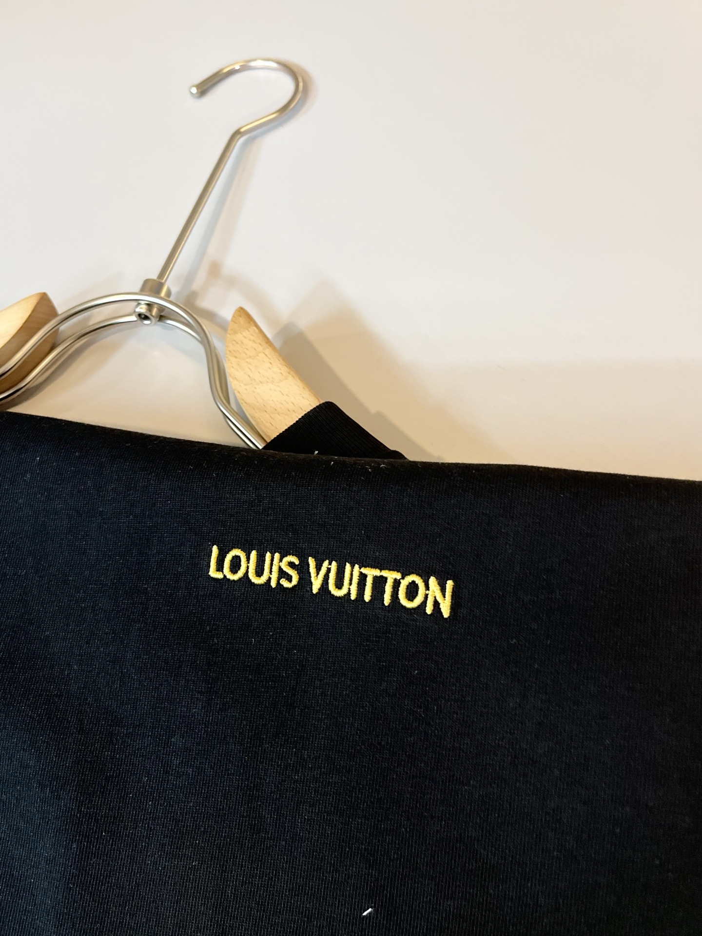 LouisVuitt*路易*登 2026春夏全新系列单品上线，非常时髦前卫的一款男女同款短袖T恤，标识l