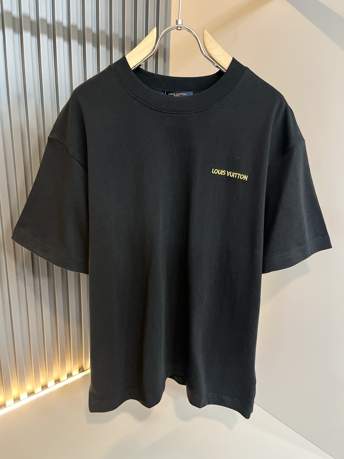 LouisVuitt*路易*登 2026春夏全新系列单品上线，非常时髦前卫的一款男女同款短袖T恤，标识l
