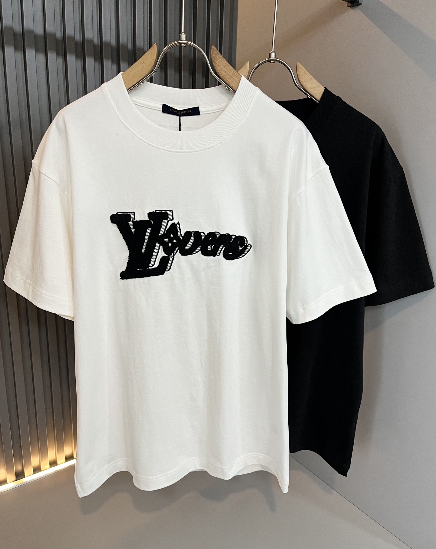 LouisVuitt*路易*登 2026春夏全新系列单品上线，非常时髦前卫的一款男女同款短袖T恤，标识l