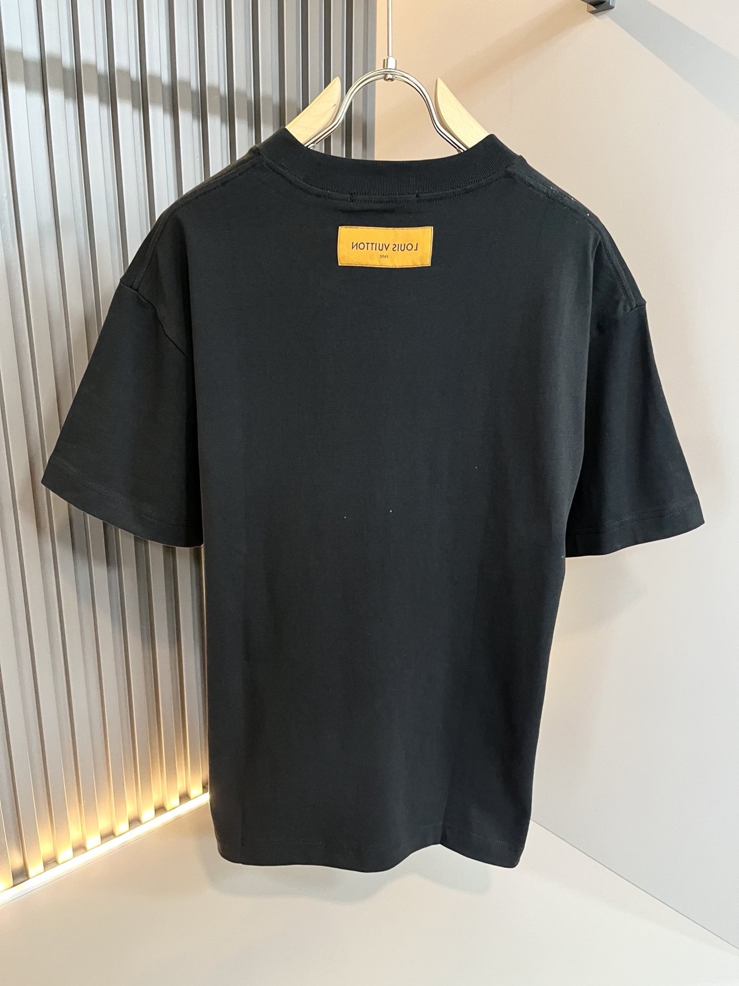 LouisVuitt*路易*登 2026春夏全新系列单品上线，非常时髦前卫的一款男女同款短袖T恤，标识l