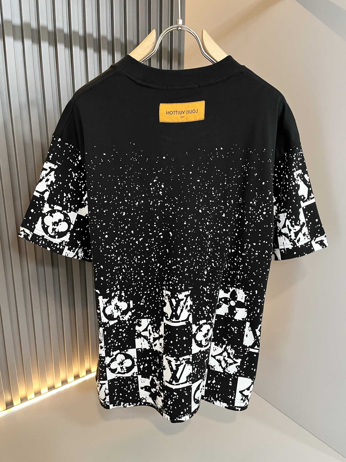 LouisVuitt*路易*登 2026春夏全新系列单品上线，非常时髦前卫的一款男女同款短袖T恤，标识l