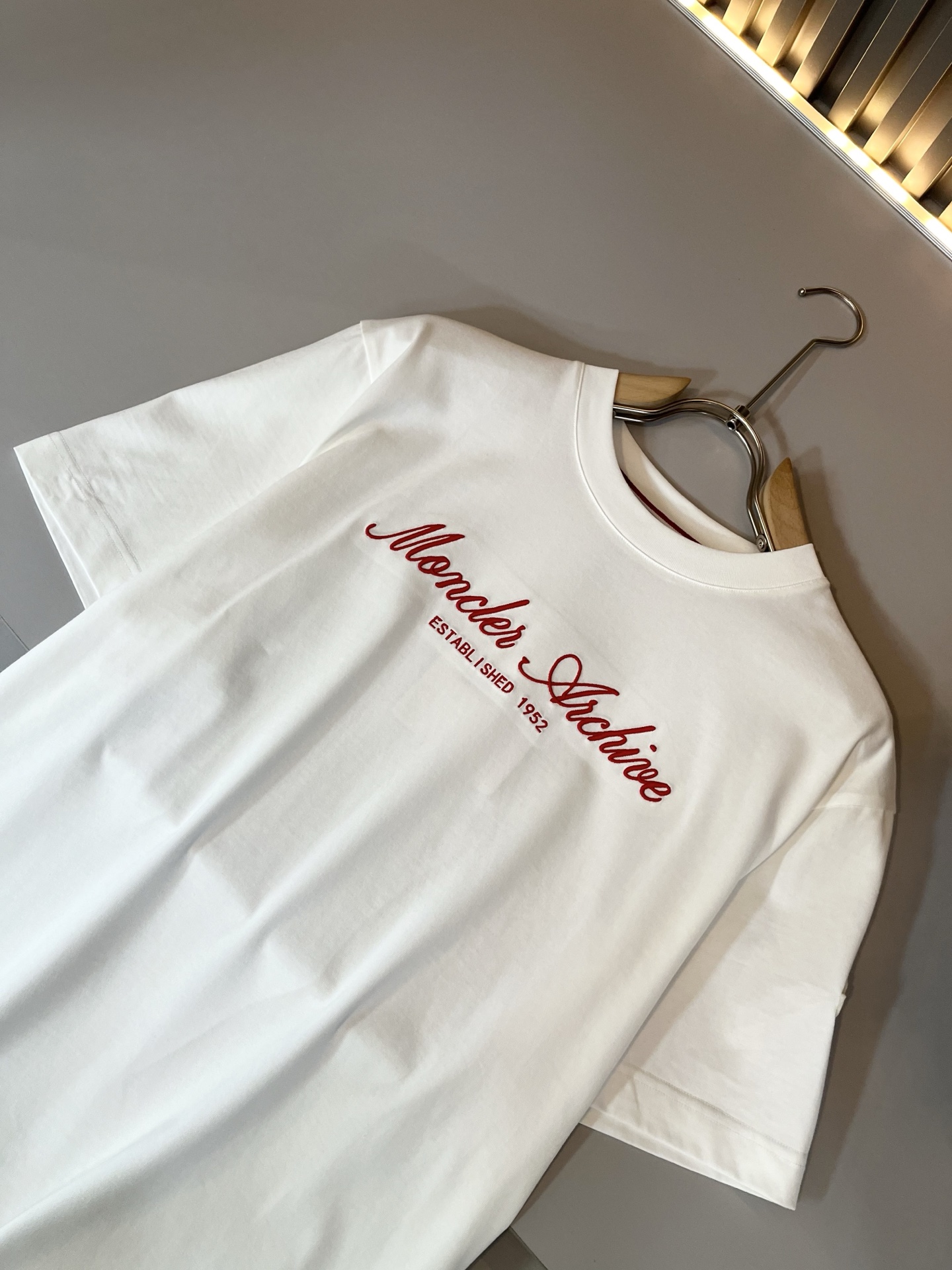 Moncler蒙家 2026春夏最新男女同款👫贸易订单短袖T恤，全品相！！网红款！采用logo图案刺绣设