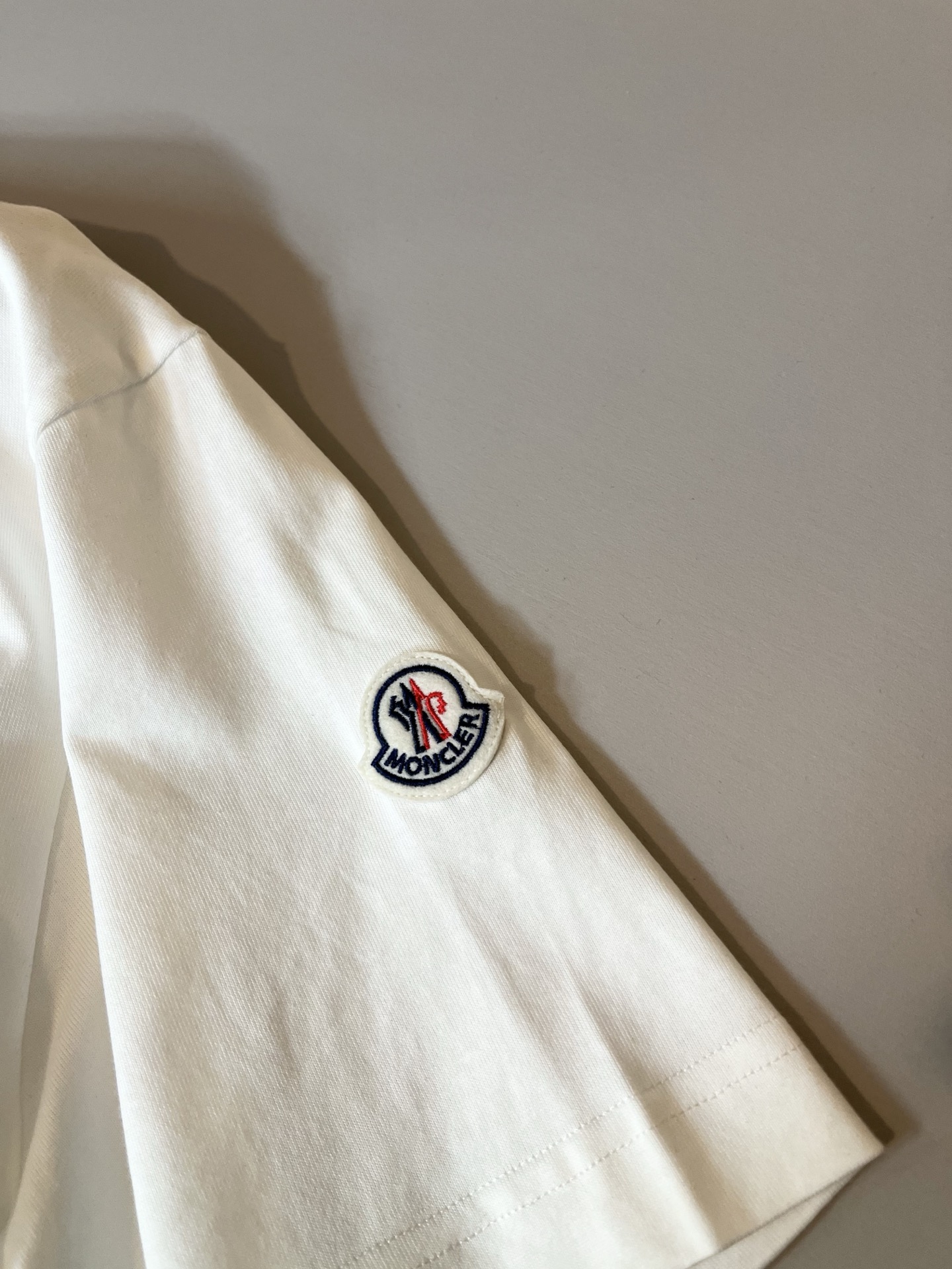 Moncler蒙家 2026春夏最新男女同款👫贸易订单短袖T恤，全品相！！网红款！采用logo图案刺绣设