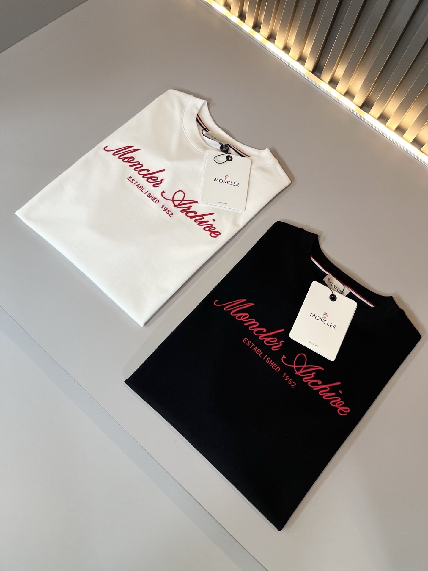 Moncler蒙家 2026春夏最新男女同款👫贸易订单短袖T恤，全品相！！网红款！采用logo图案刺绣设