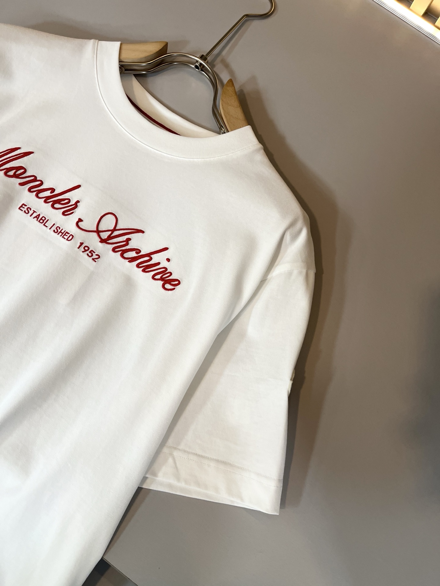 Moncler蒙家 2026春夏最新男女同款👫贸易订单短袖T恤，全品相！！网红款！采用logo图案刺绣设