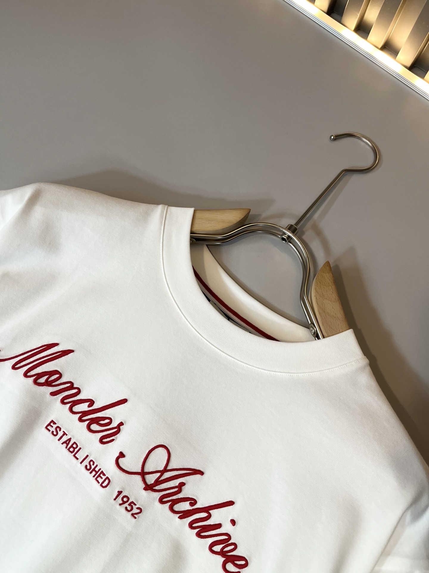 Moncler蒙家 2026春夏最新男女同款👫贸易订单短袖T恤，全品相！！网红款！采用logo图案刺绣设