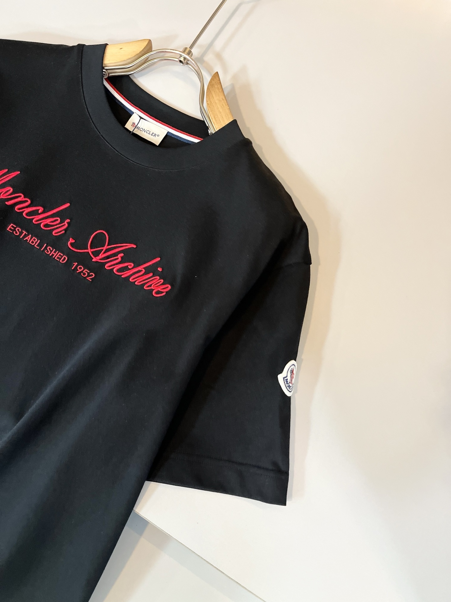 Moncler蒙家 2026春夏最新男女同款👫贸易订单短袖T恤，全品相！！网红款！采用logo图案刺绣设