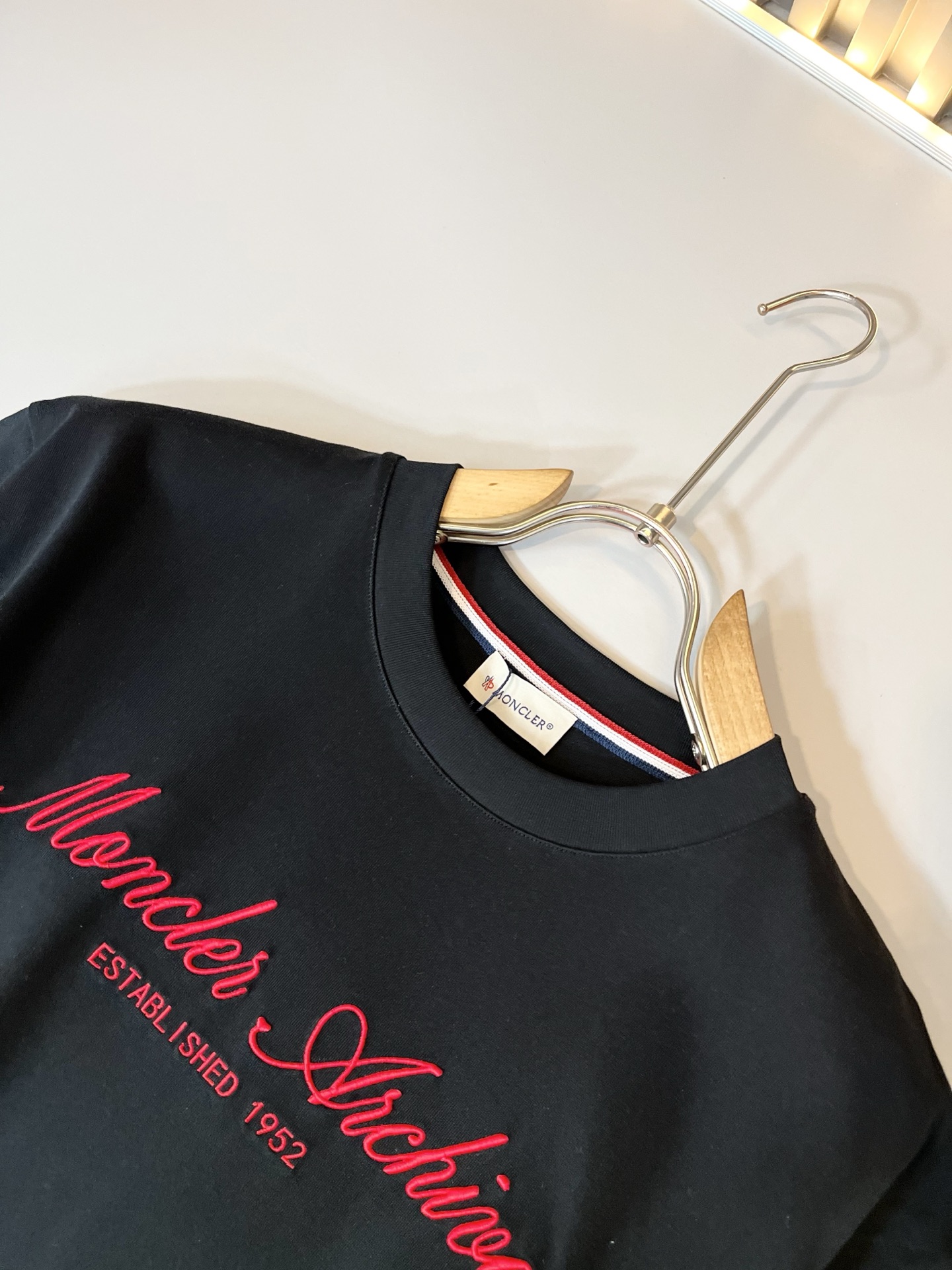 Moncler蒙家 2026春夏最新男女同款👫贸易订单短袖T恤，全品相！！网红款！采用logo图案刺绣设