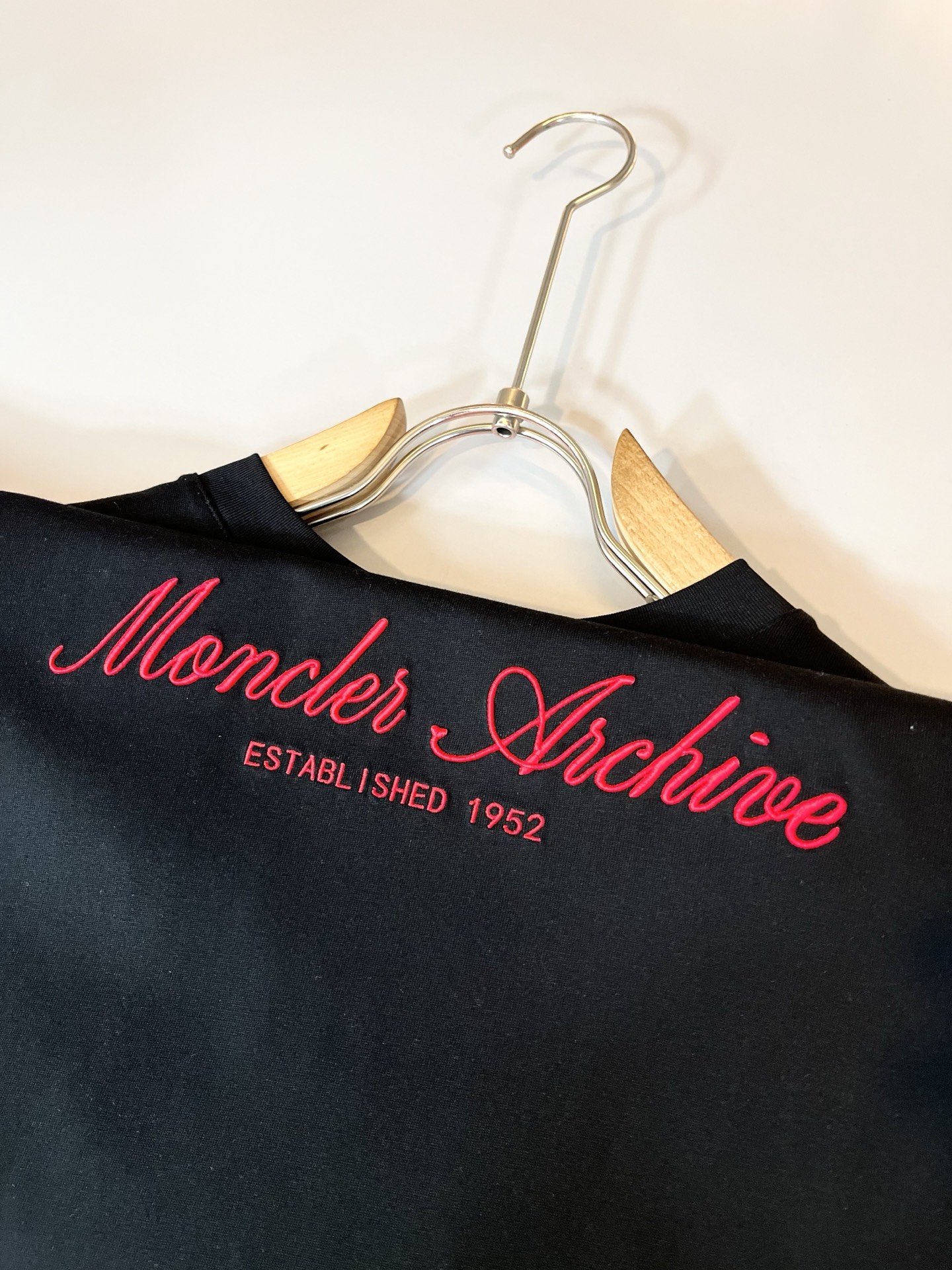 Moncler蒙家 2026春夏最新男女同款👫贸易订单短袖T恤，全品相！！网红款！采用logo图案刺绣设