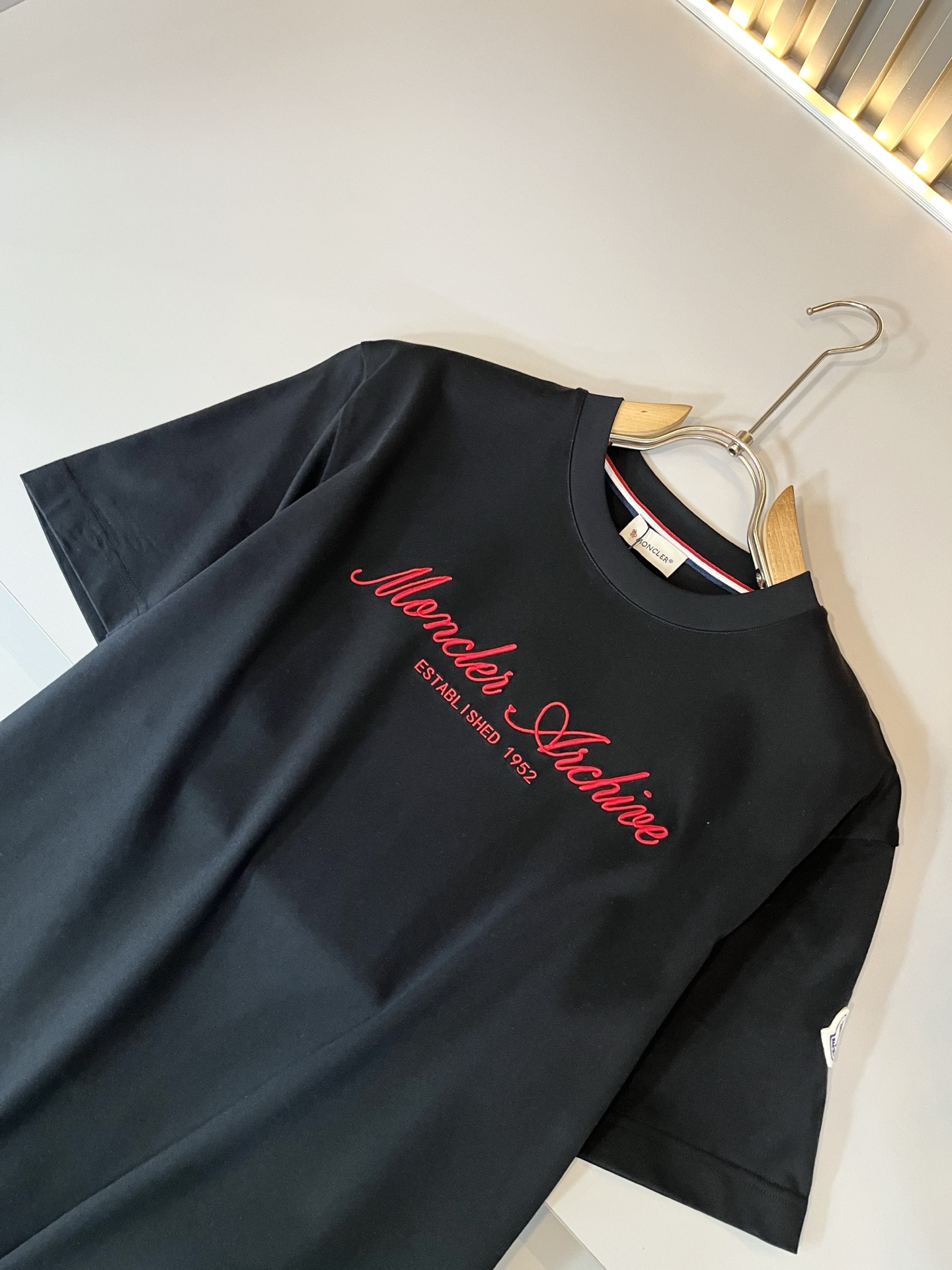 Moncler蒙家 2026春夏最新男女同款👫贸易订单短袖T恤，全品相！！网红款！采用logo图案刺绣设